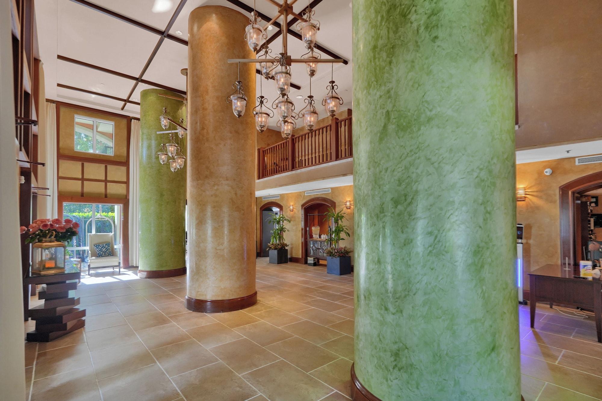 Vista Lobby Serene Cozy Retreat with Balcony