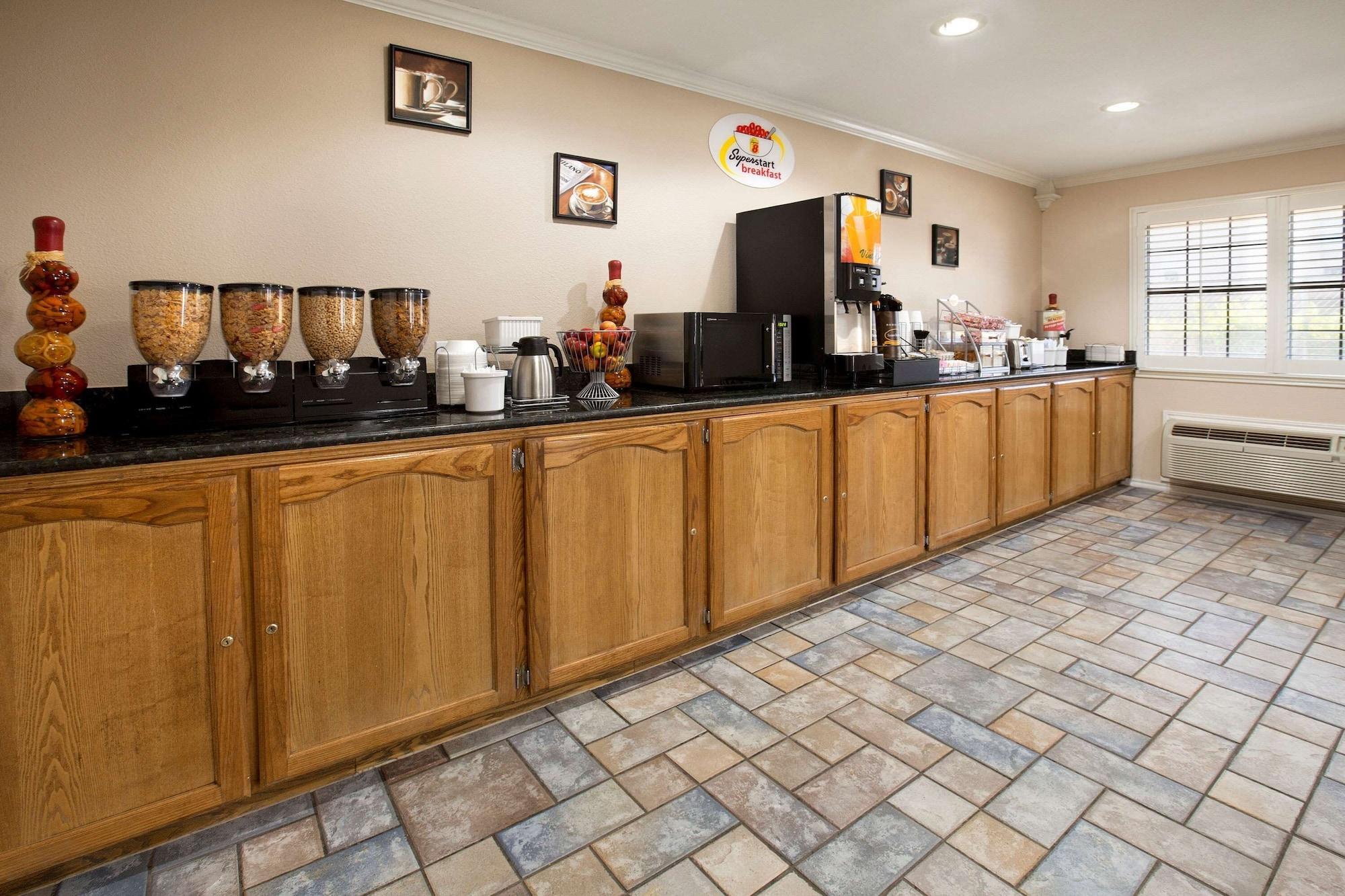 Restaurant Super 8 Wyndham McAllen Downtown- City Center-Plaza Mall-Airport