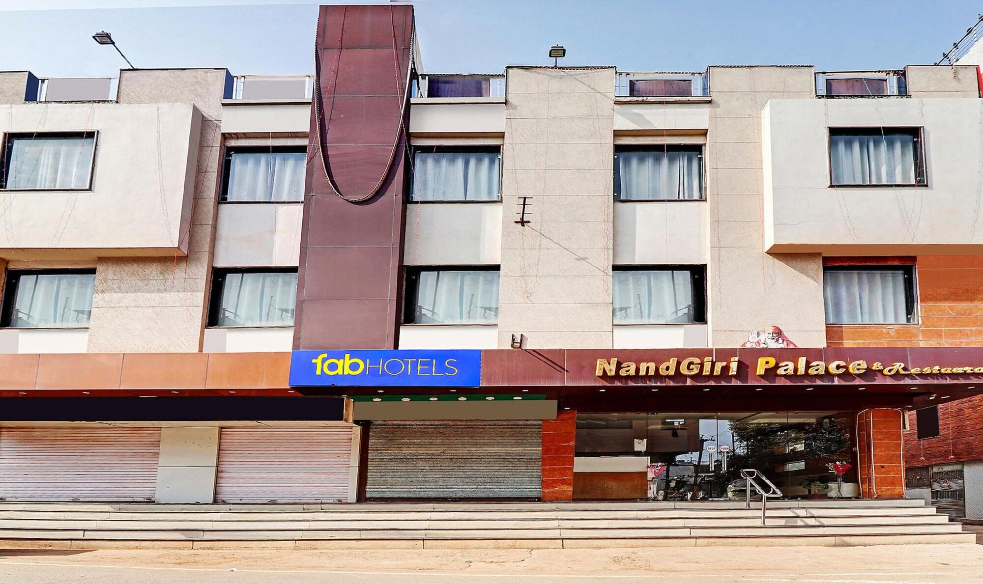 Varios Fabhotel Nandgiri Palace