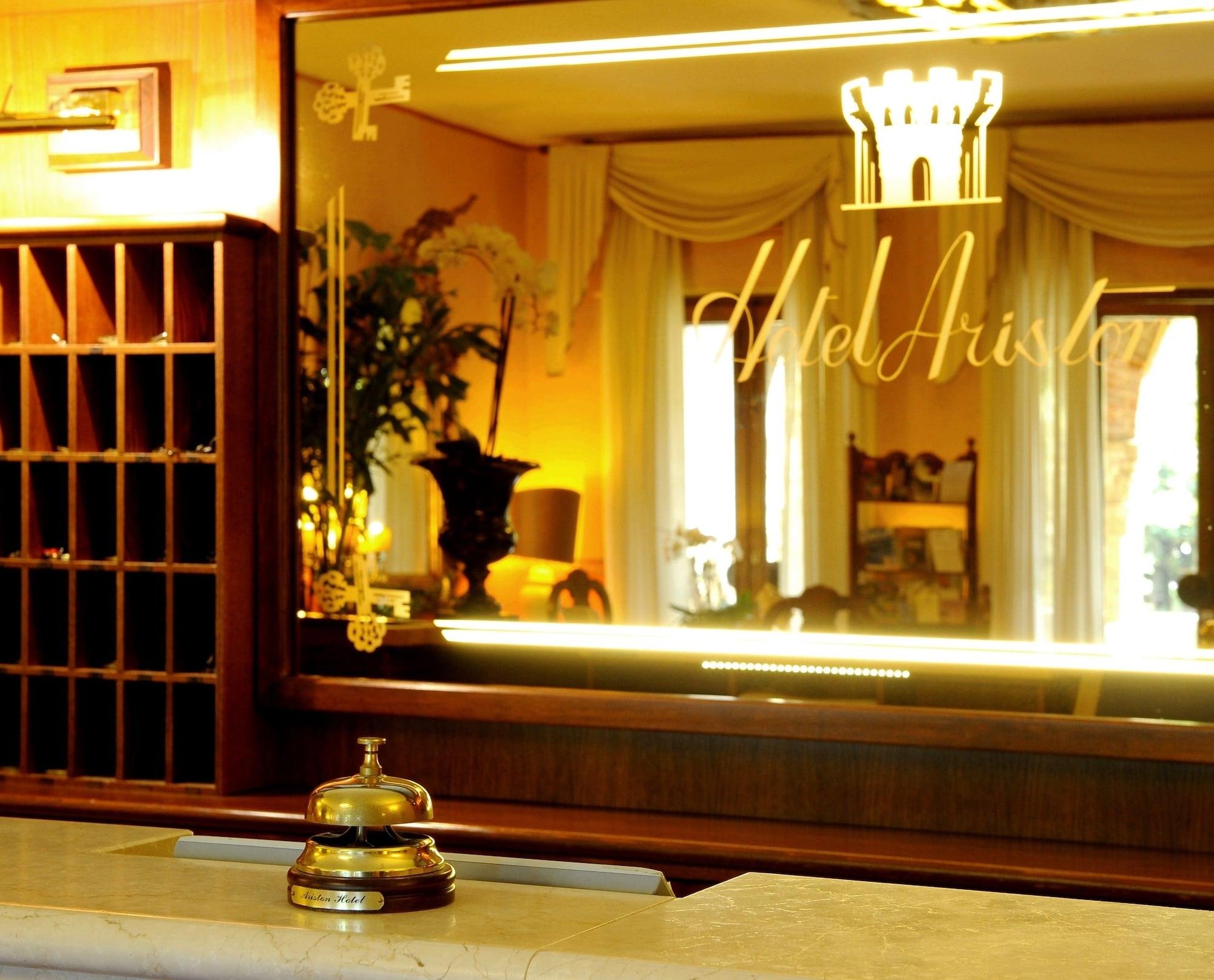 Vista Lobby Park Hotel Villa Ariston