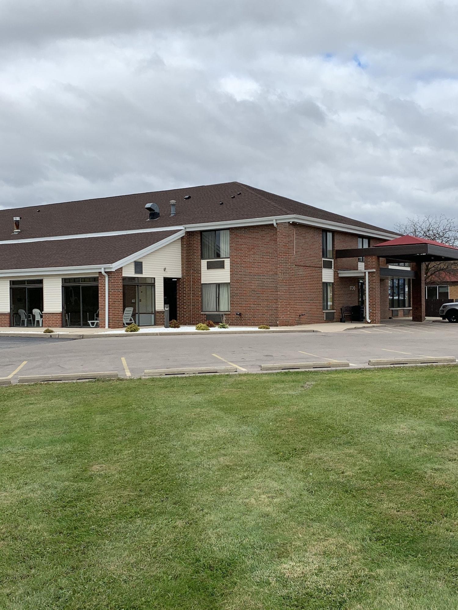 Vista Exterior Super 8 by Wyndham Watertown WI