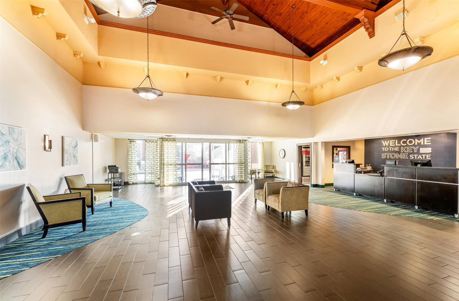 Vista Lobby Hampton Inn & Suites Newtown