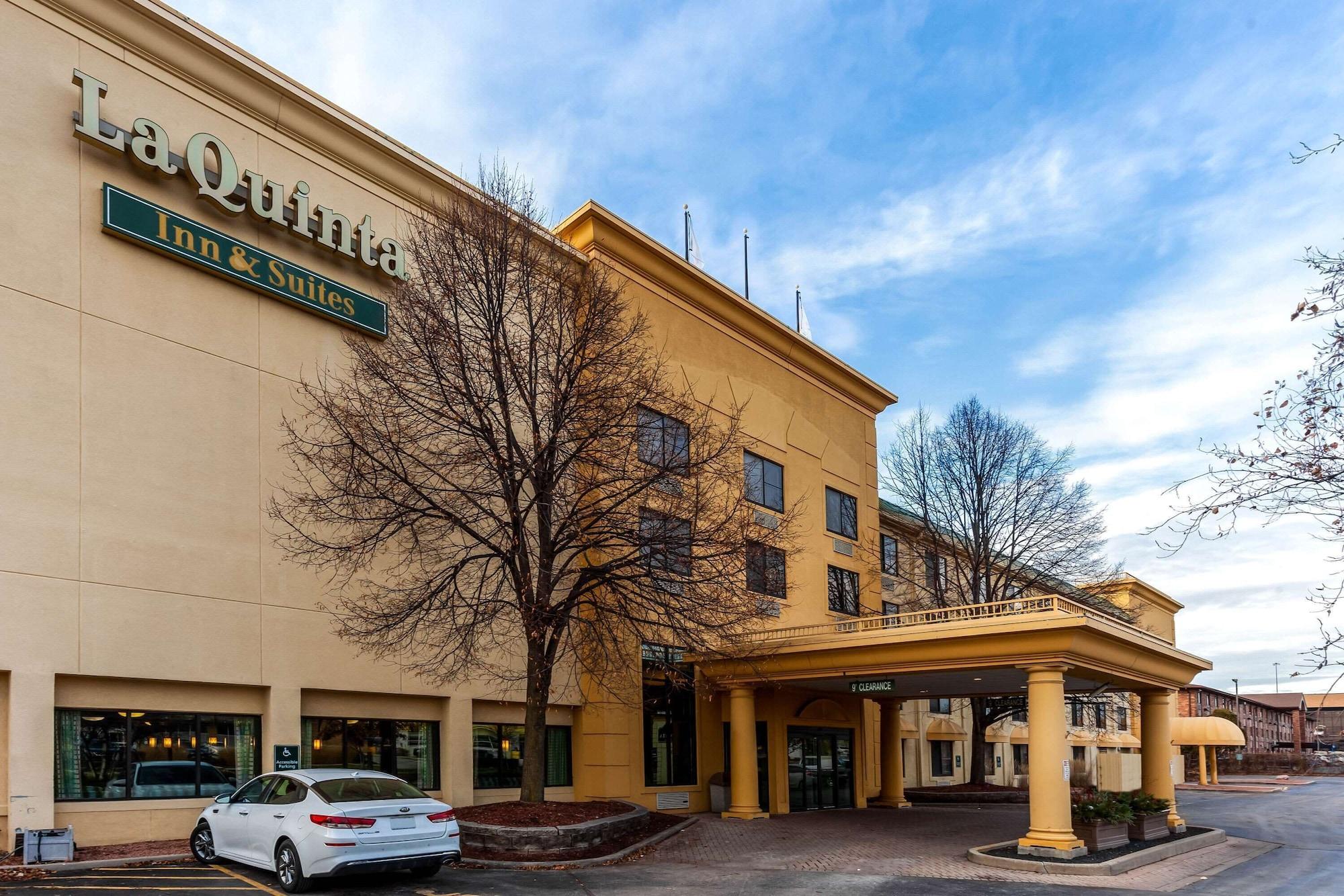 Vista Exterior La Quinta Inn & Suites by Wyndham Milwaukee Bayshore Area