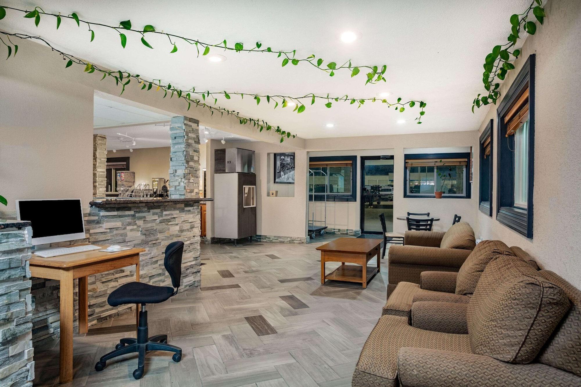Vista Lobby Super 8 by Wyndham Fort Madison