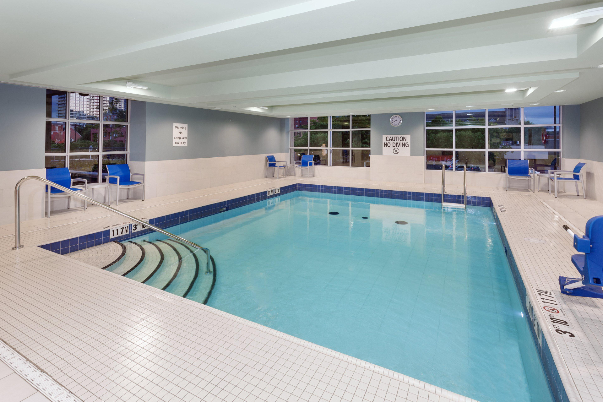 Vista Piscina Holiday Inn Express & Suites Downtown Ottawa East by IHG