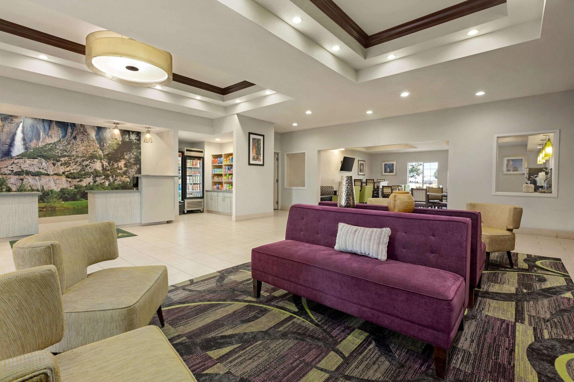 Vista Lobby La Quinta Inn & Suites by Wyndham Fresno Northwest