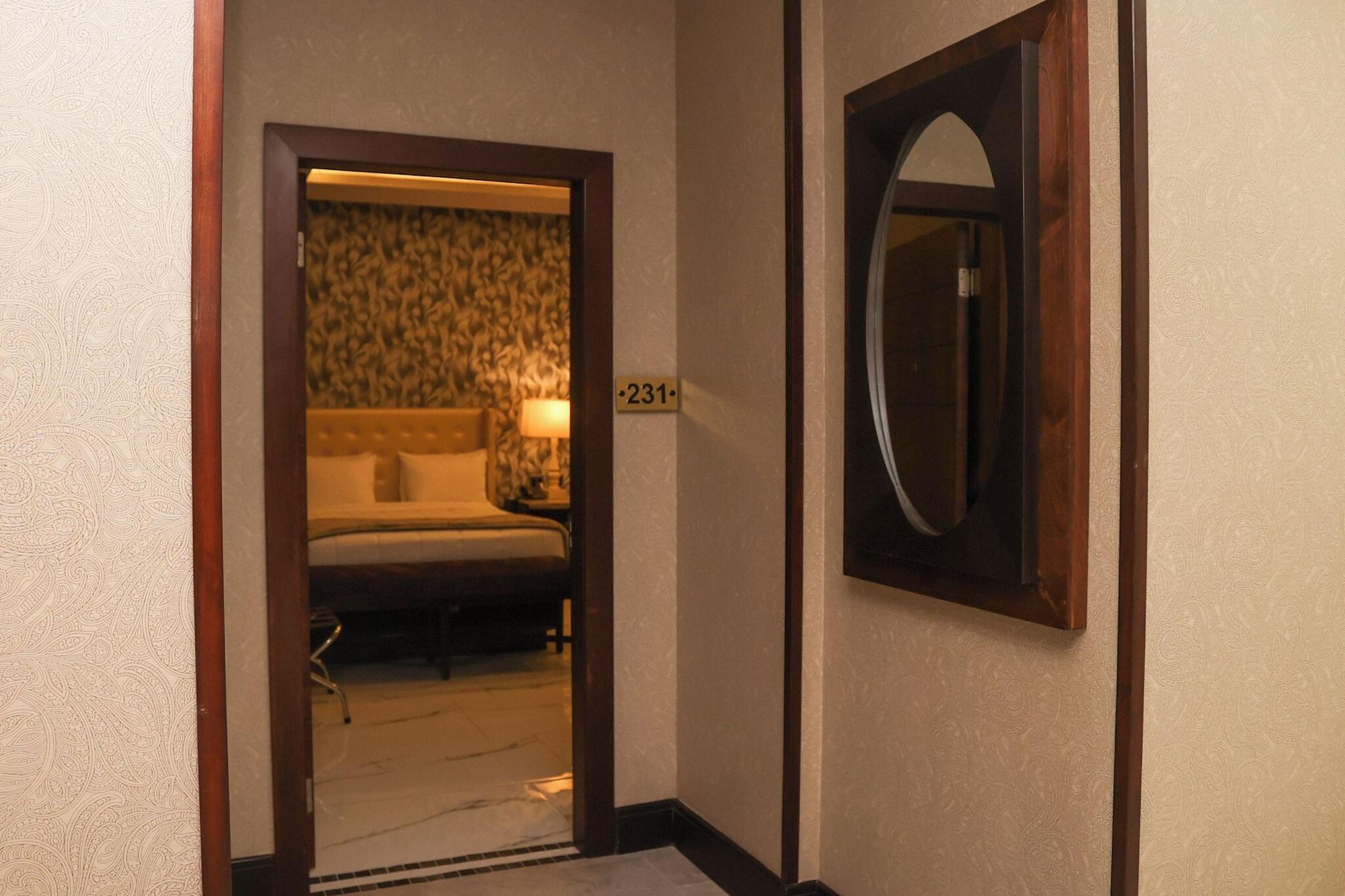 Varios Hotel Grand One Plaza