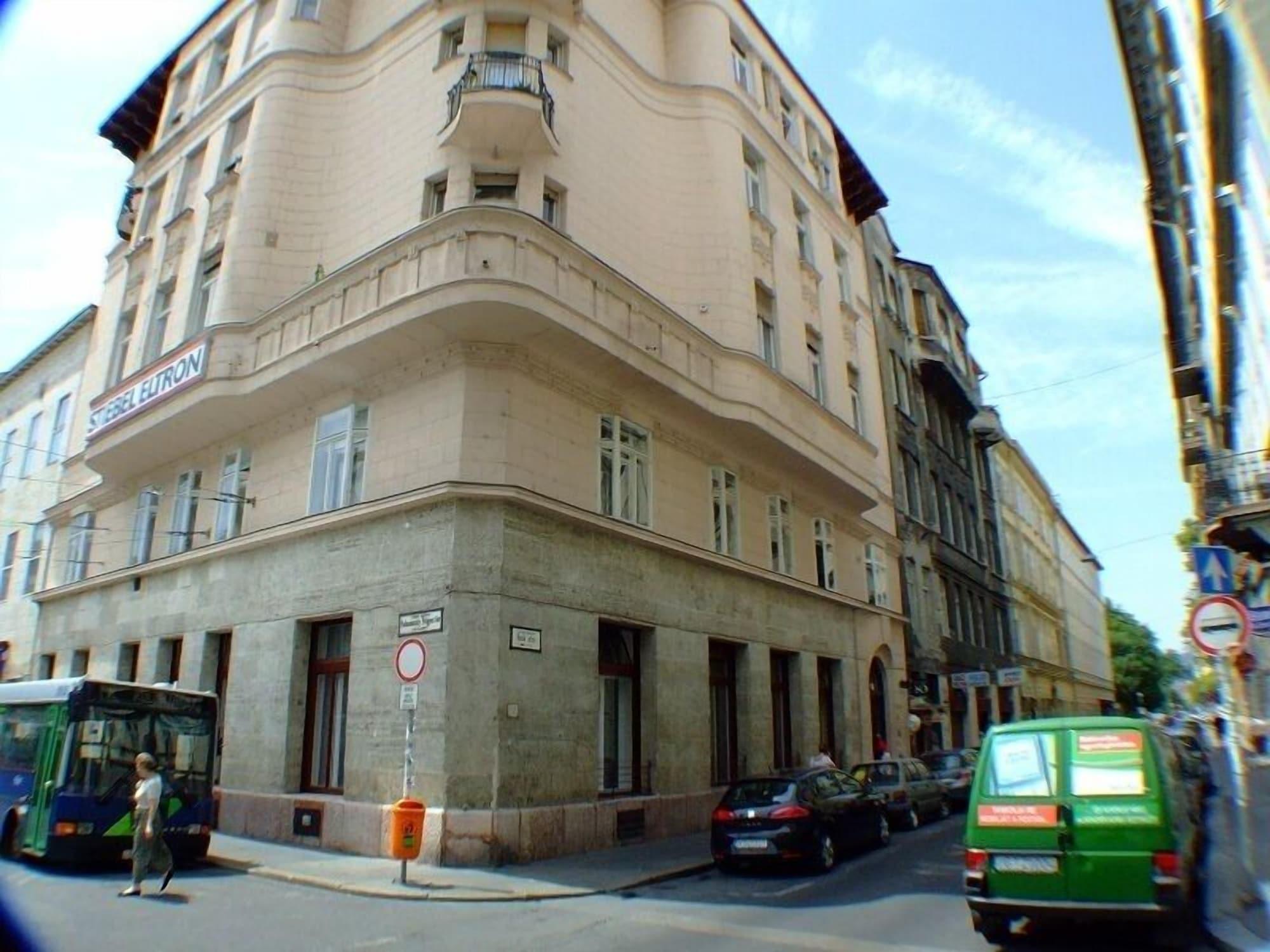Varios Boomerang Hostel