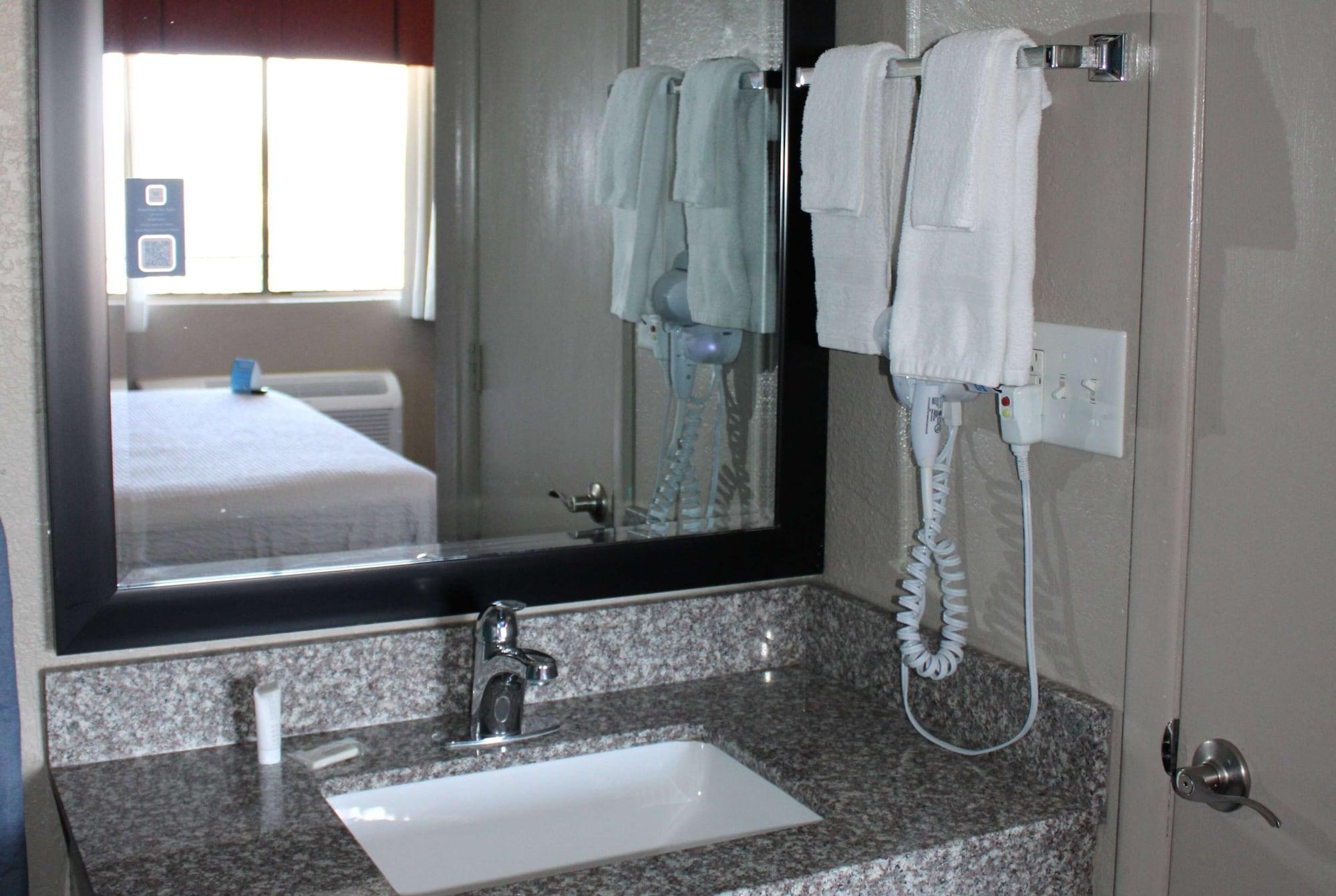 Equipamiento de Habitación Days Inn & Suites by Wyndham Springfield on I-44