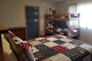 Alquiler Vacacional - Coalwood Trail-Large Group Unit #1-on snowmobile trail 8 near Pictured Rocks