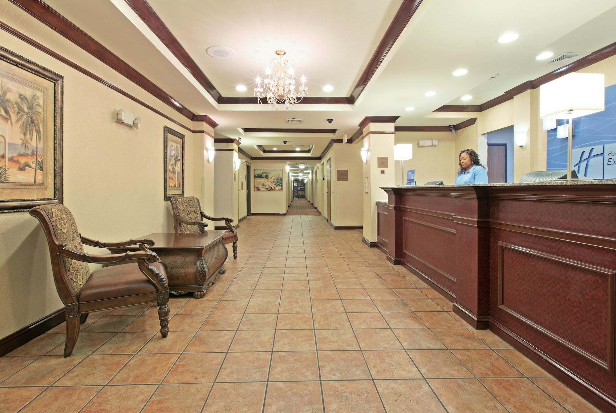 Vista Lobby Holiday Inn Express Hotel & Suites Cleveland by IHG