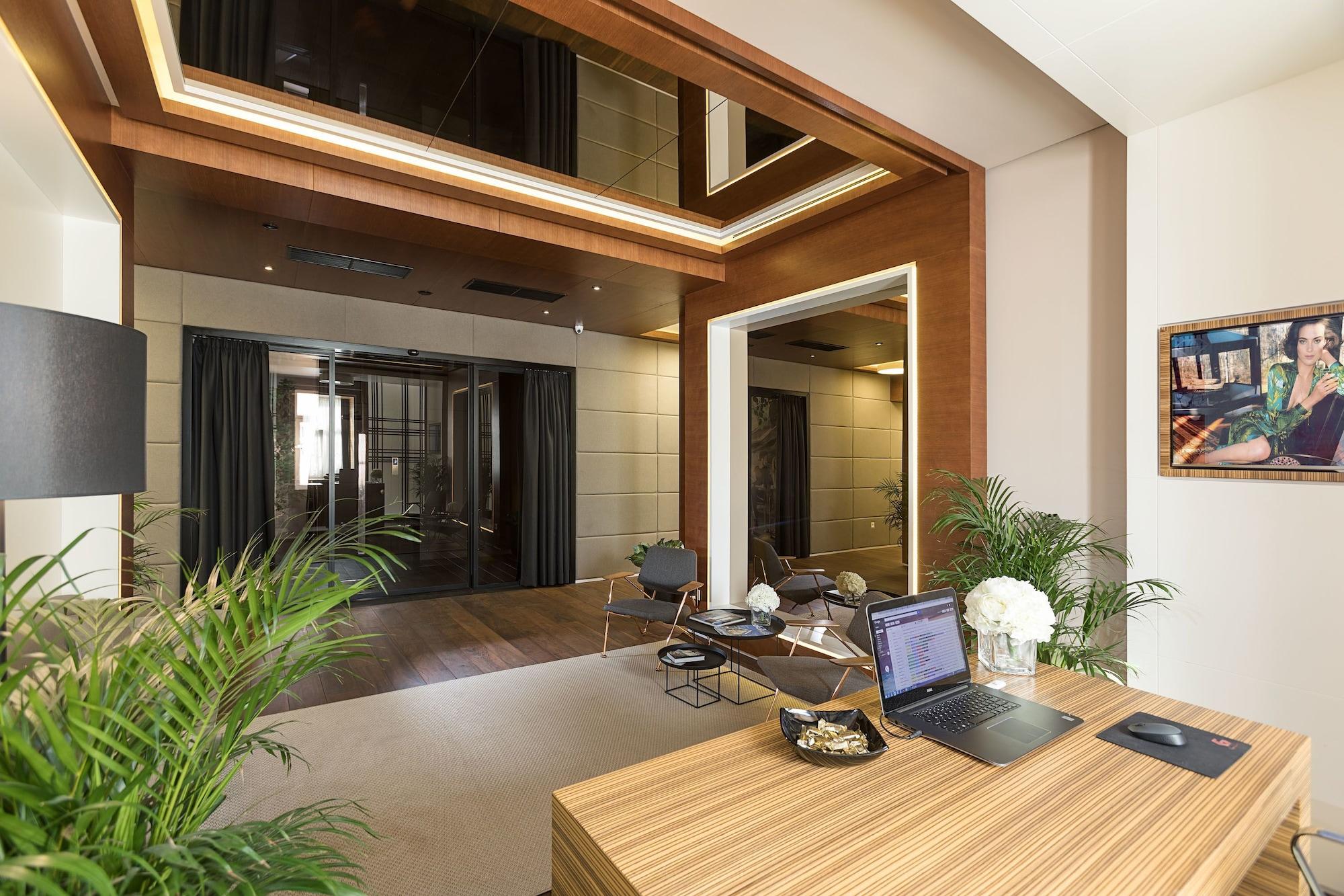 Vista Lobby Dominic Smart & Luxury Suites Parliament