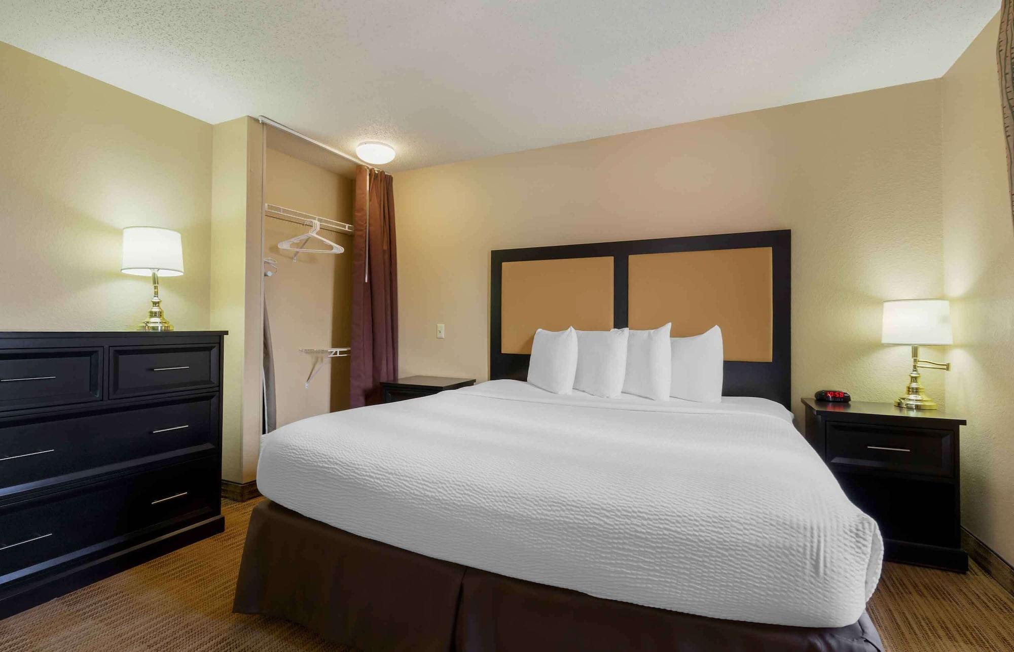Varios Extended Stay America Suites Rockford I90
