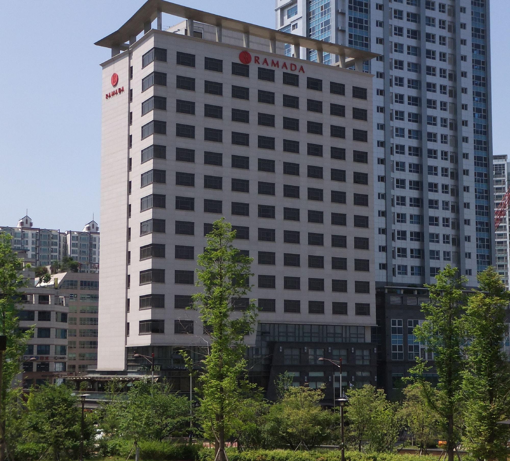 Vista Exterior Ramada by Wyndham Dongtan Hotel