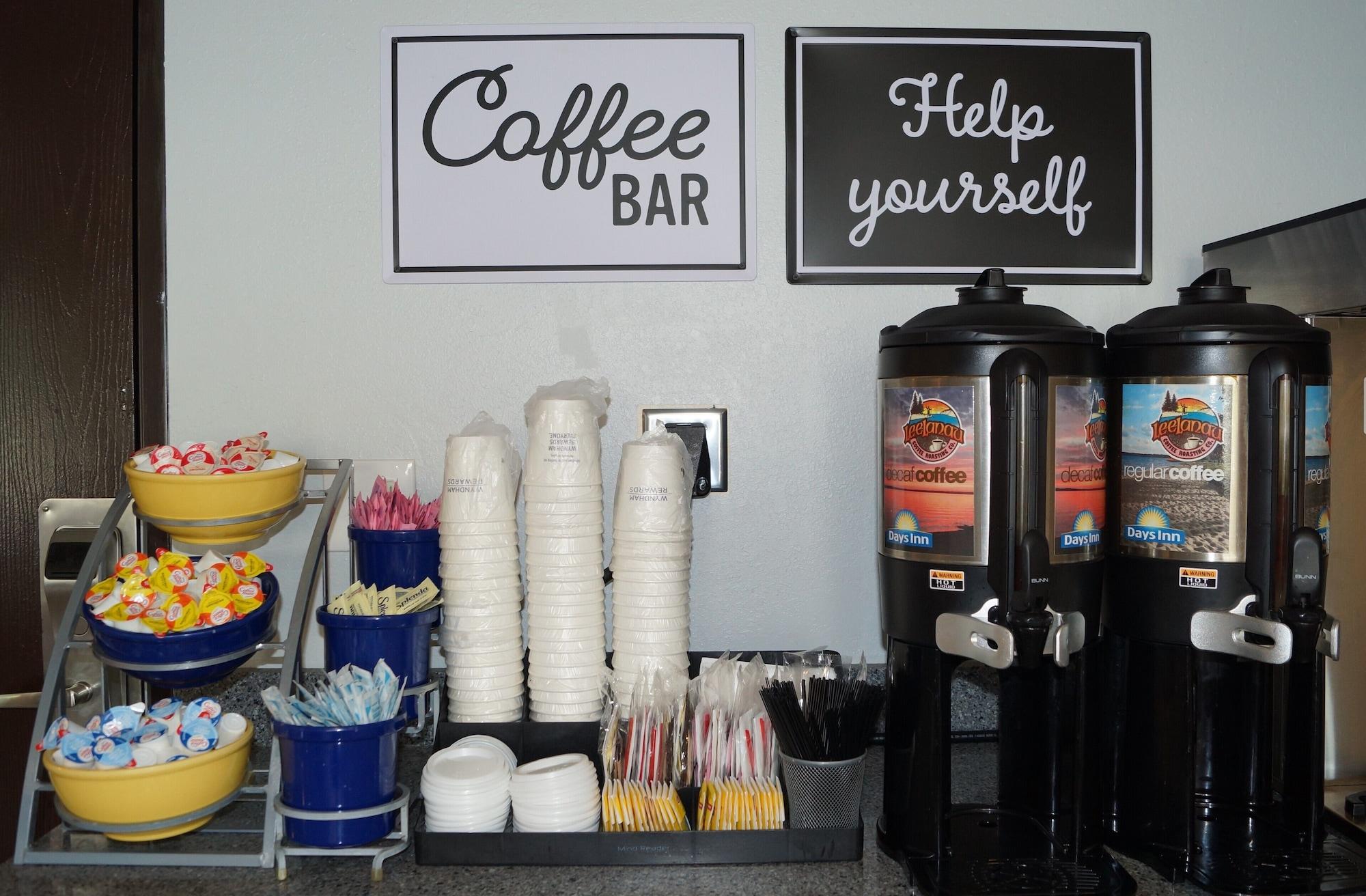 Bar/Salón Days Inn & Suites by Wyndham Traverse City