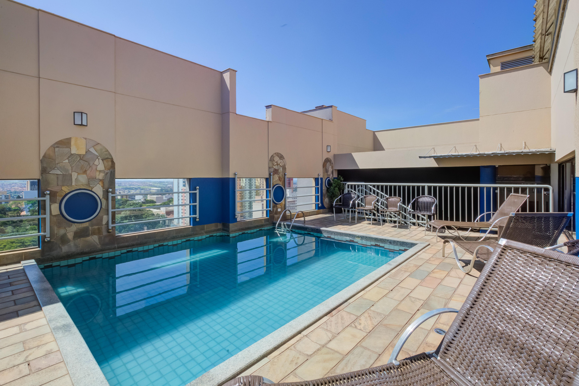 Vista Piscina Slaviero Londrina Flat Hotel
