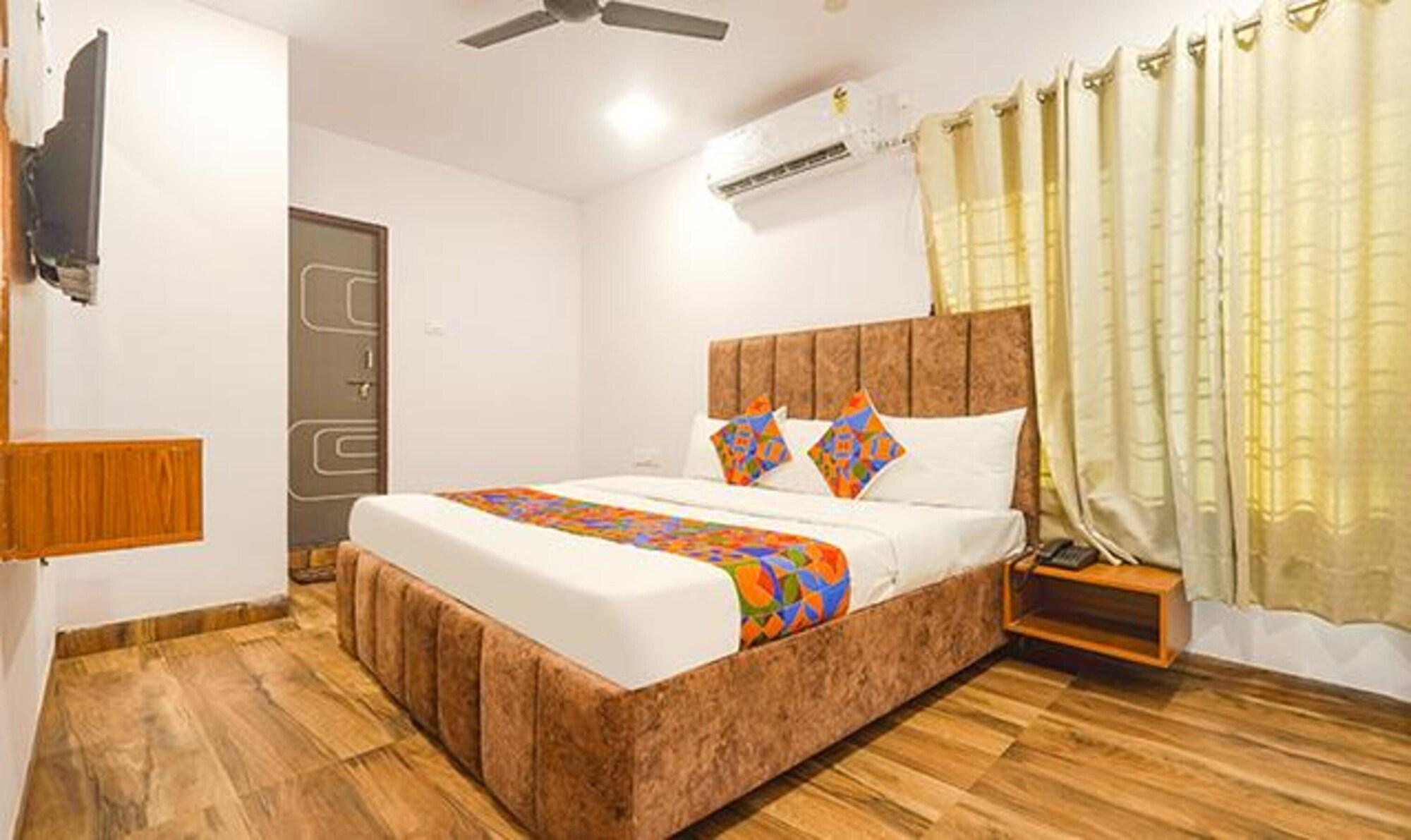 Varios Fabhotel Midnight Inn