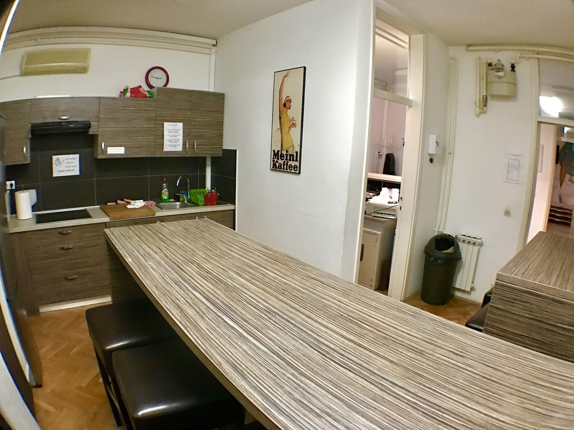 Restaurant Whole Wide World Hostel & Bar