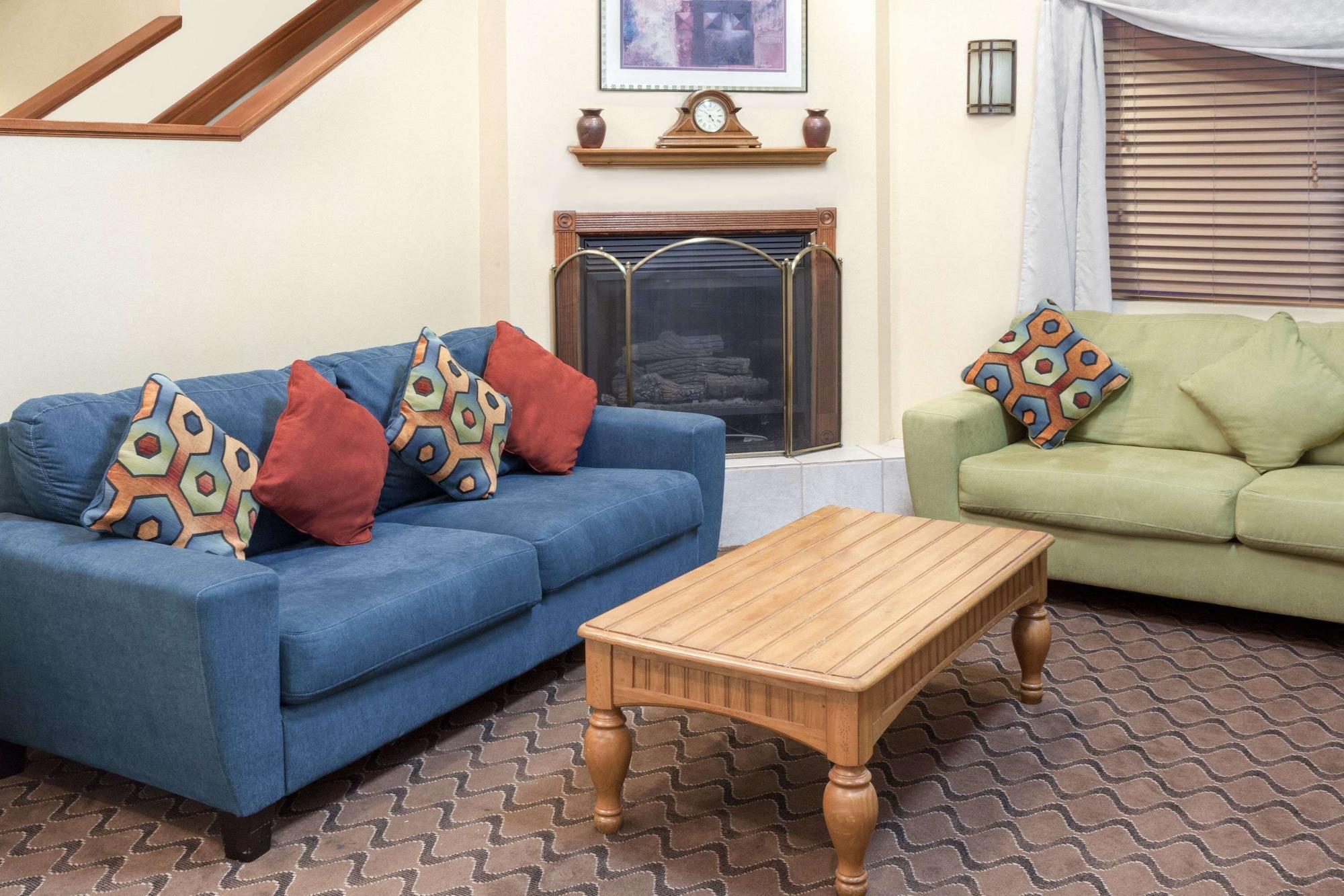 Vista Lobby Baymont by Wyndham Fort Wayne