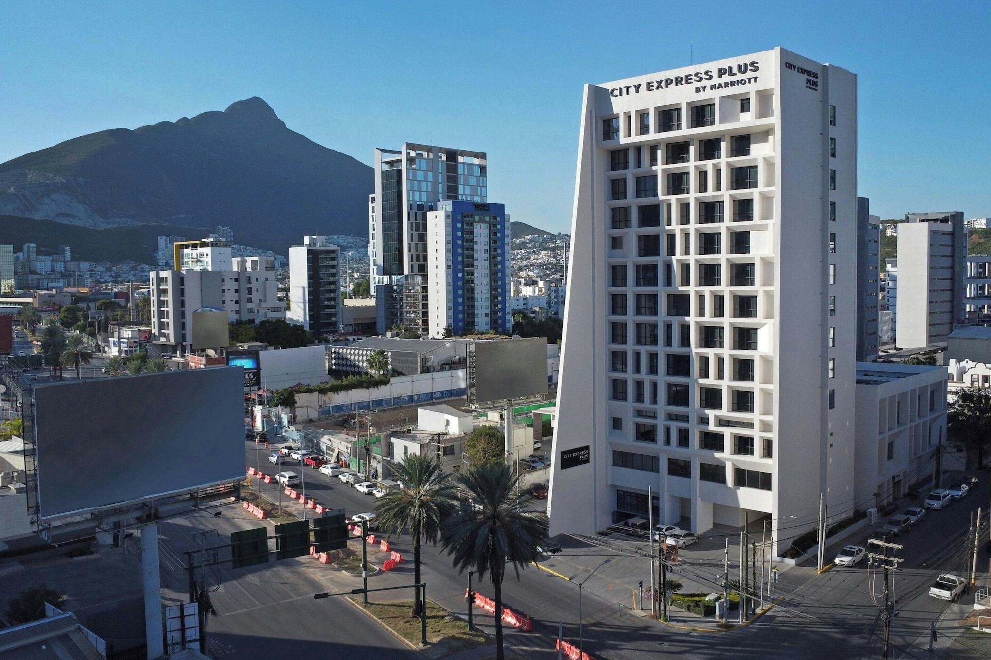 Vista Exterior City Express Plus by Marriott Monterrey Galerias