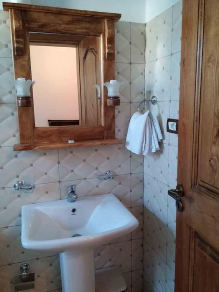 Baño Kaceli Hotel
