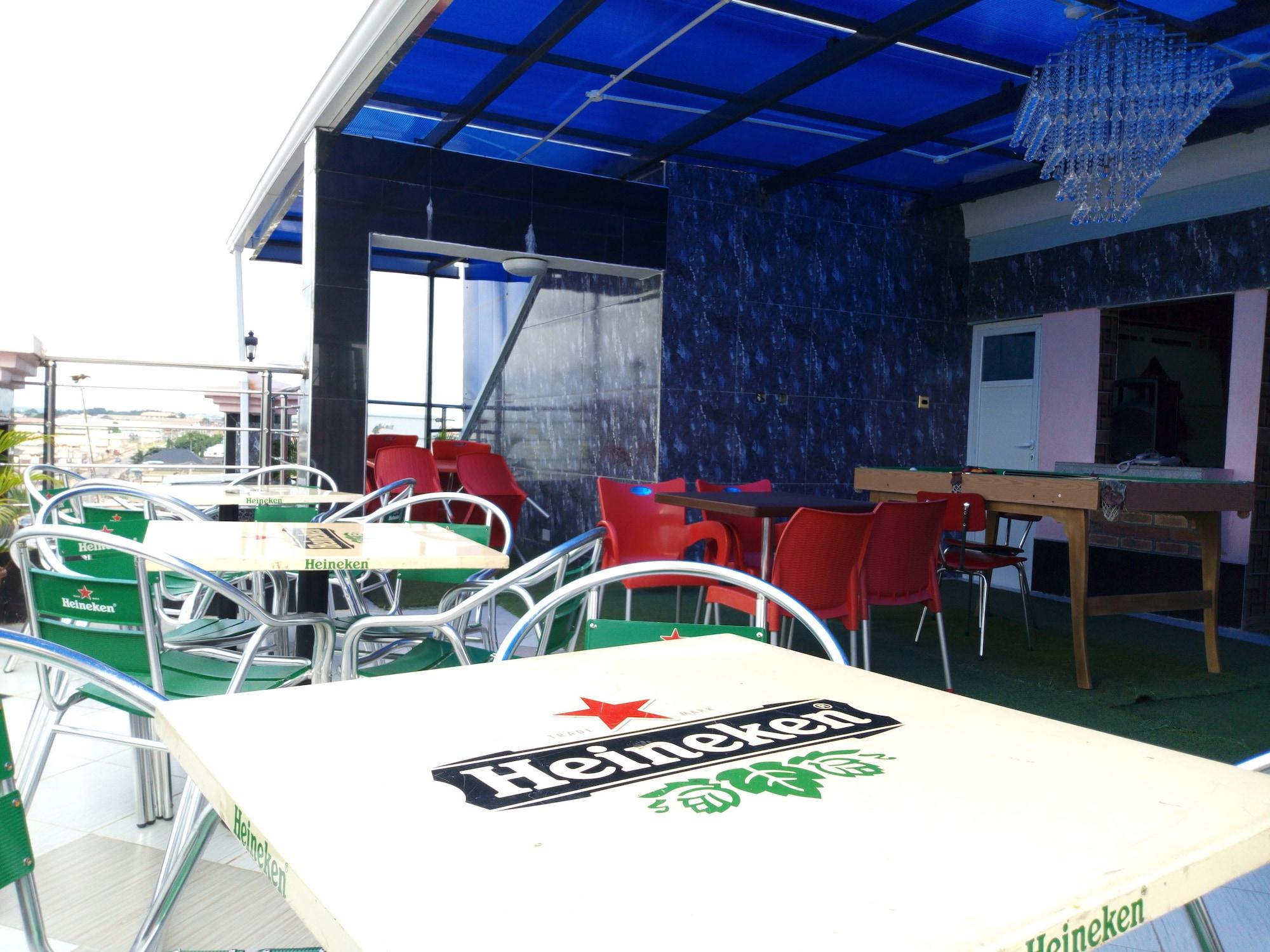 Bar/Salón Euro Lounge and Suites