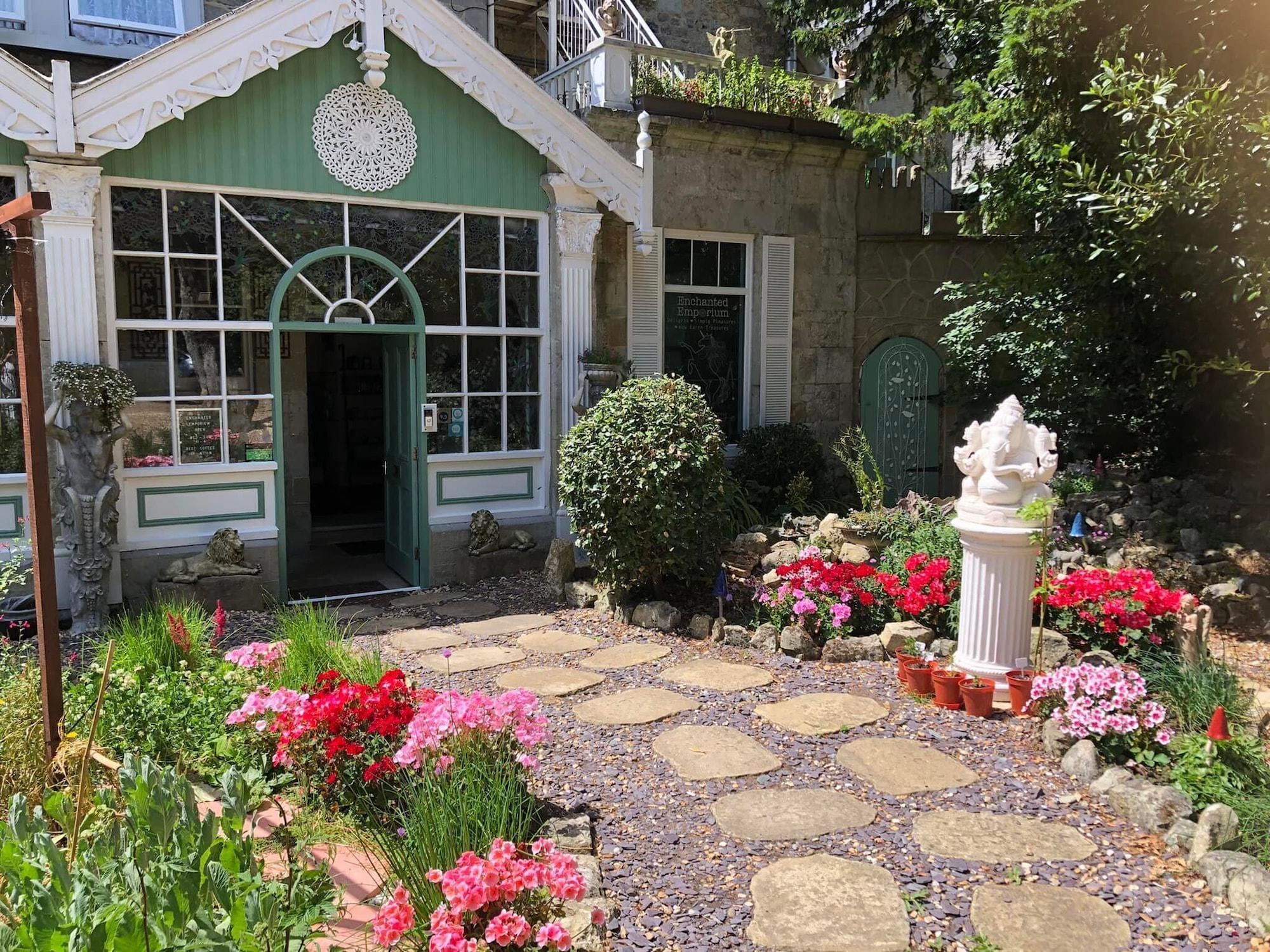 Vista Exterior Enchanted Manor