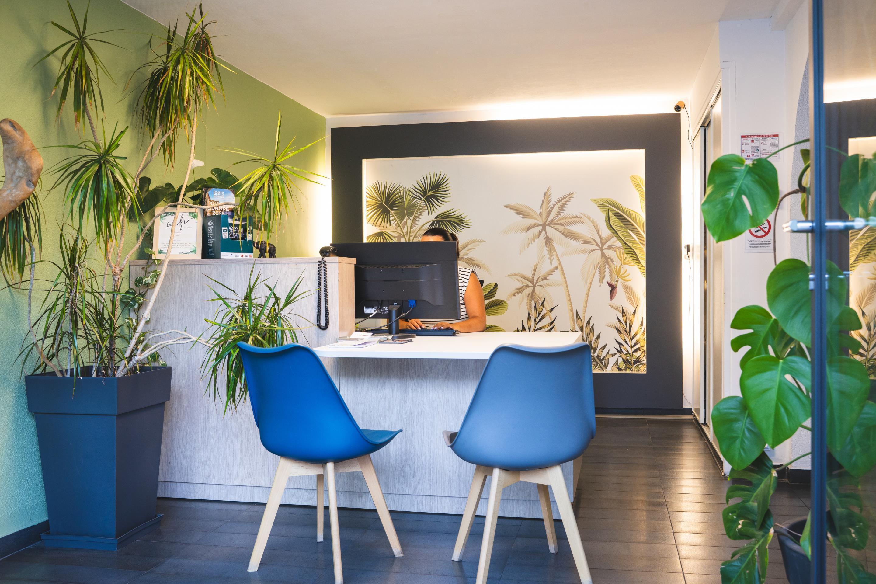 Vista Lobby Cit’Hotel L’Oasis d’Avignon