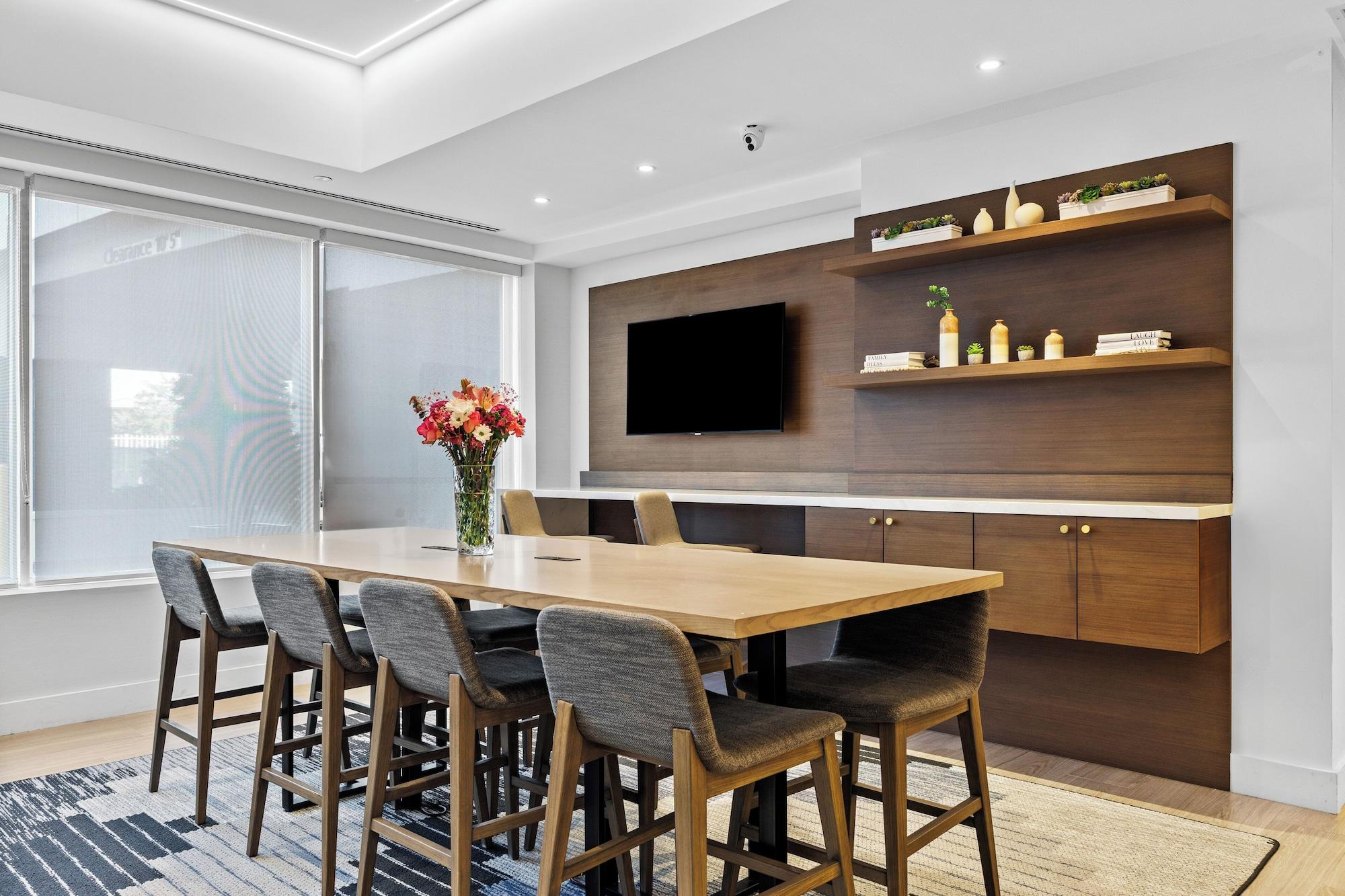 Vista Lobby DoubleTree by Hilton New York JFK Airport