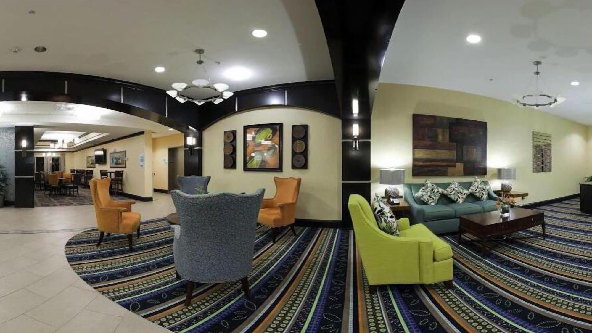 Vista Lobby Holiday Inn Express & Suites Covington by IHG