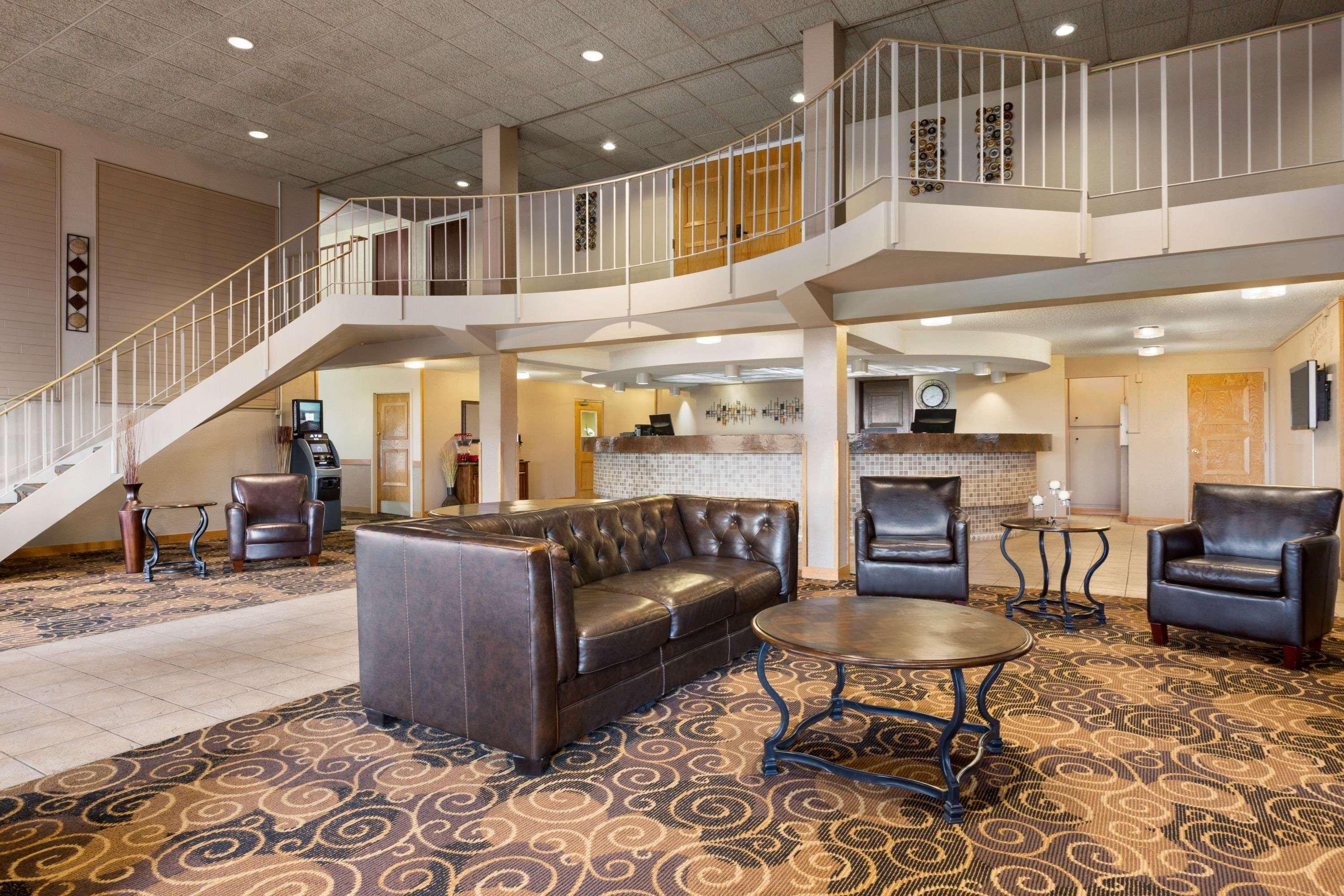 Vista Lobby Ramada by Wyndham Bismarck
