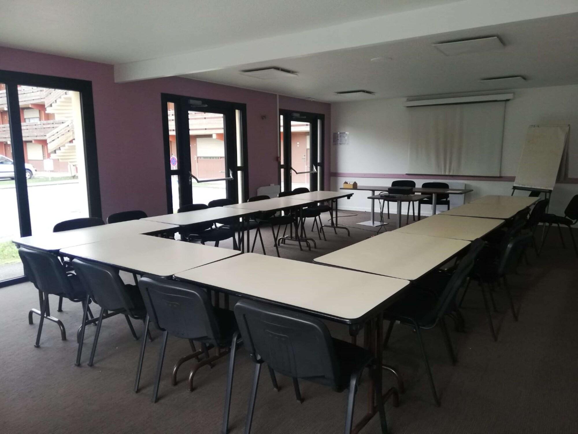 Varios Kyriad Direct Soissons