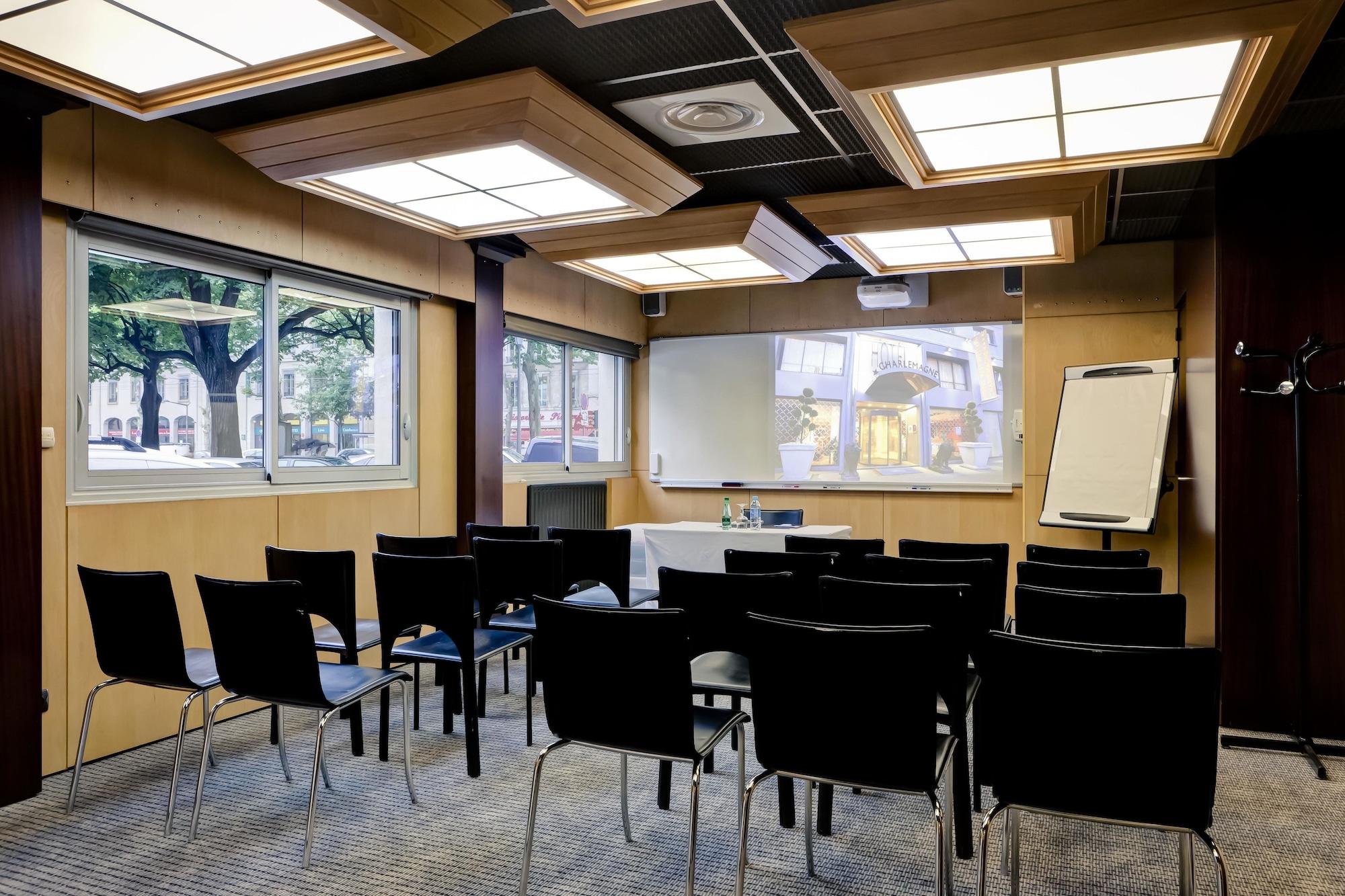 Sala de Reuniones Hotel Charlemagne By HappyCulture