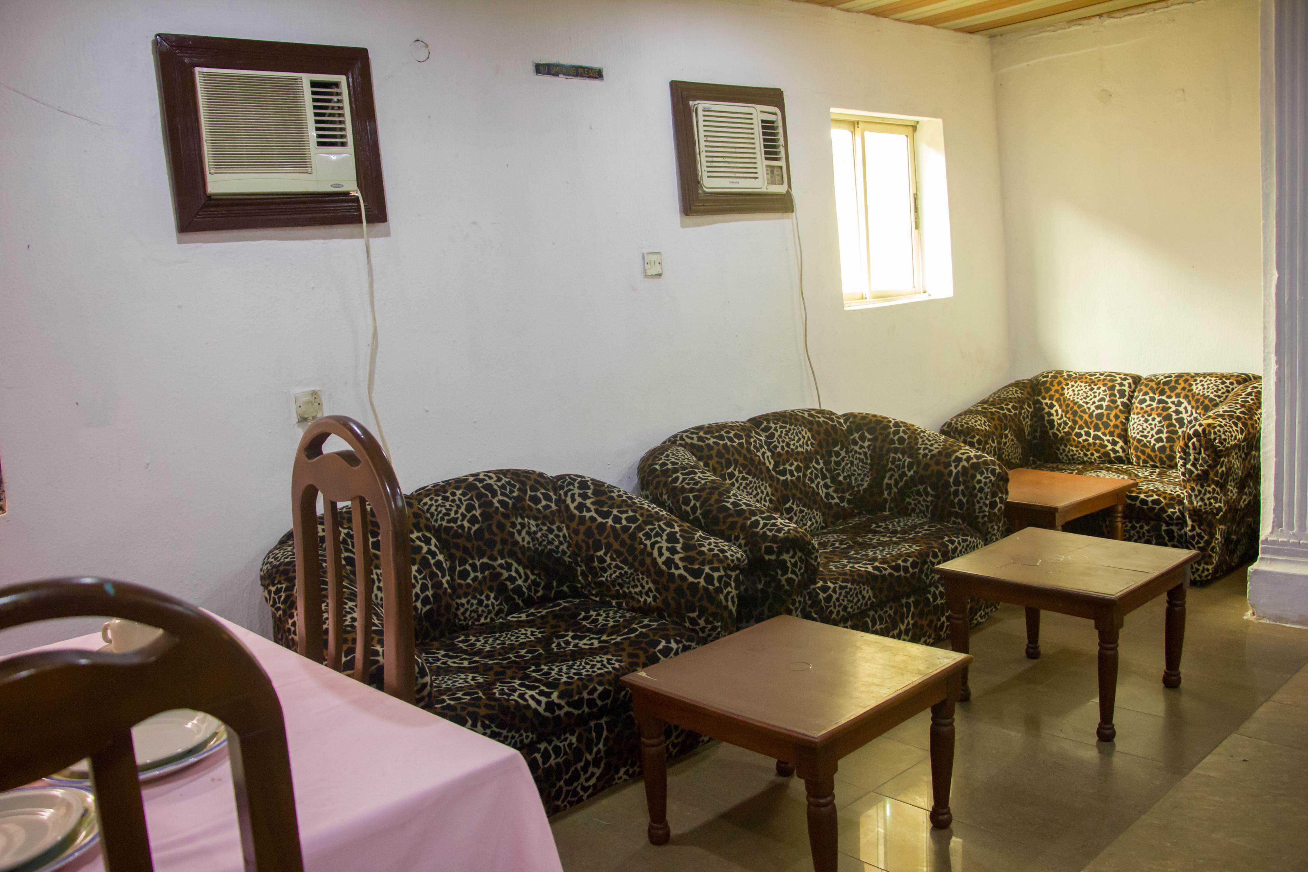 Restaurant Creme Suites & Hotel