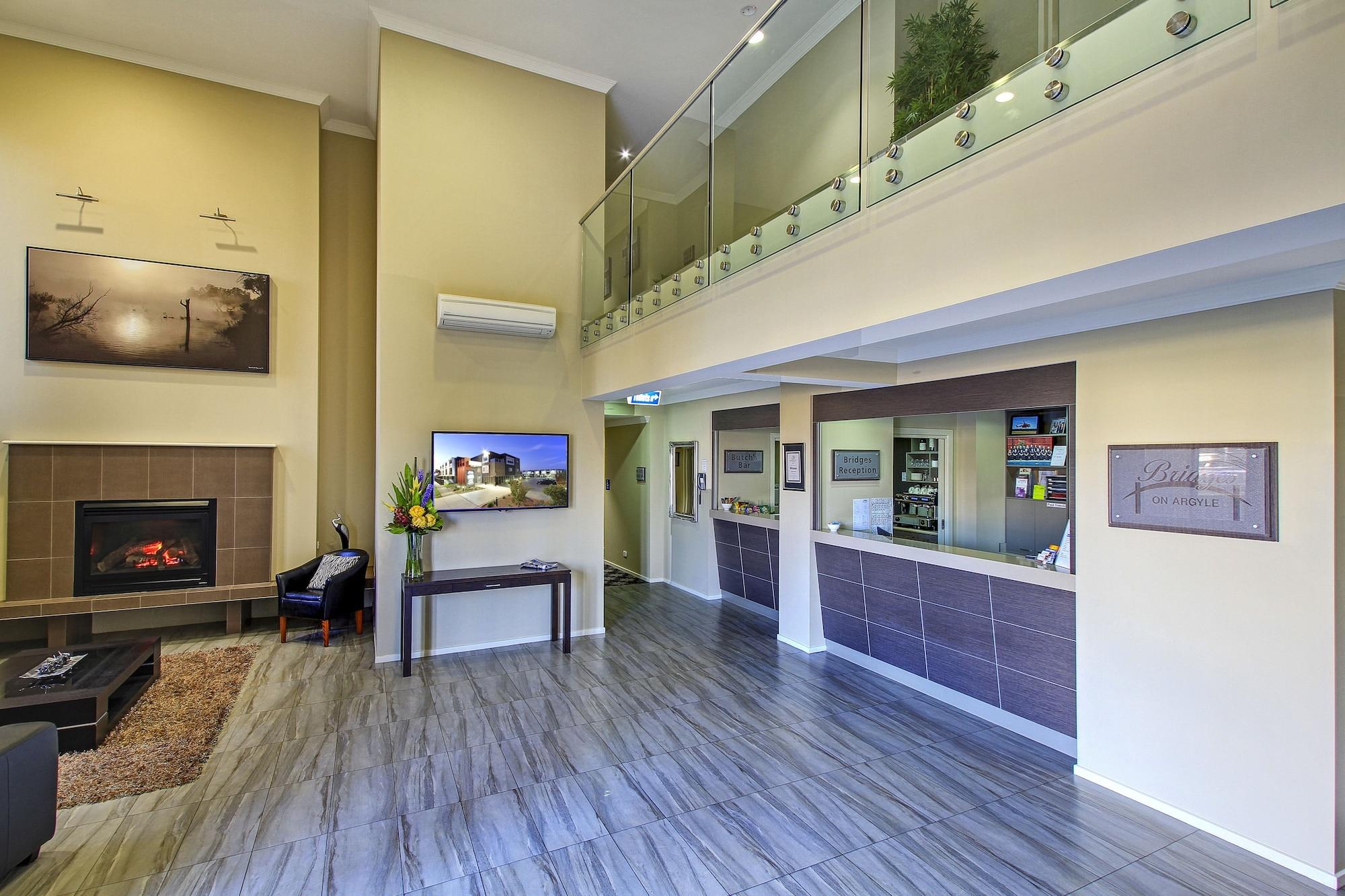 Vista Lobby Bridges on Argyle Motel & Apartments