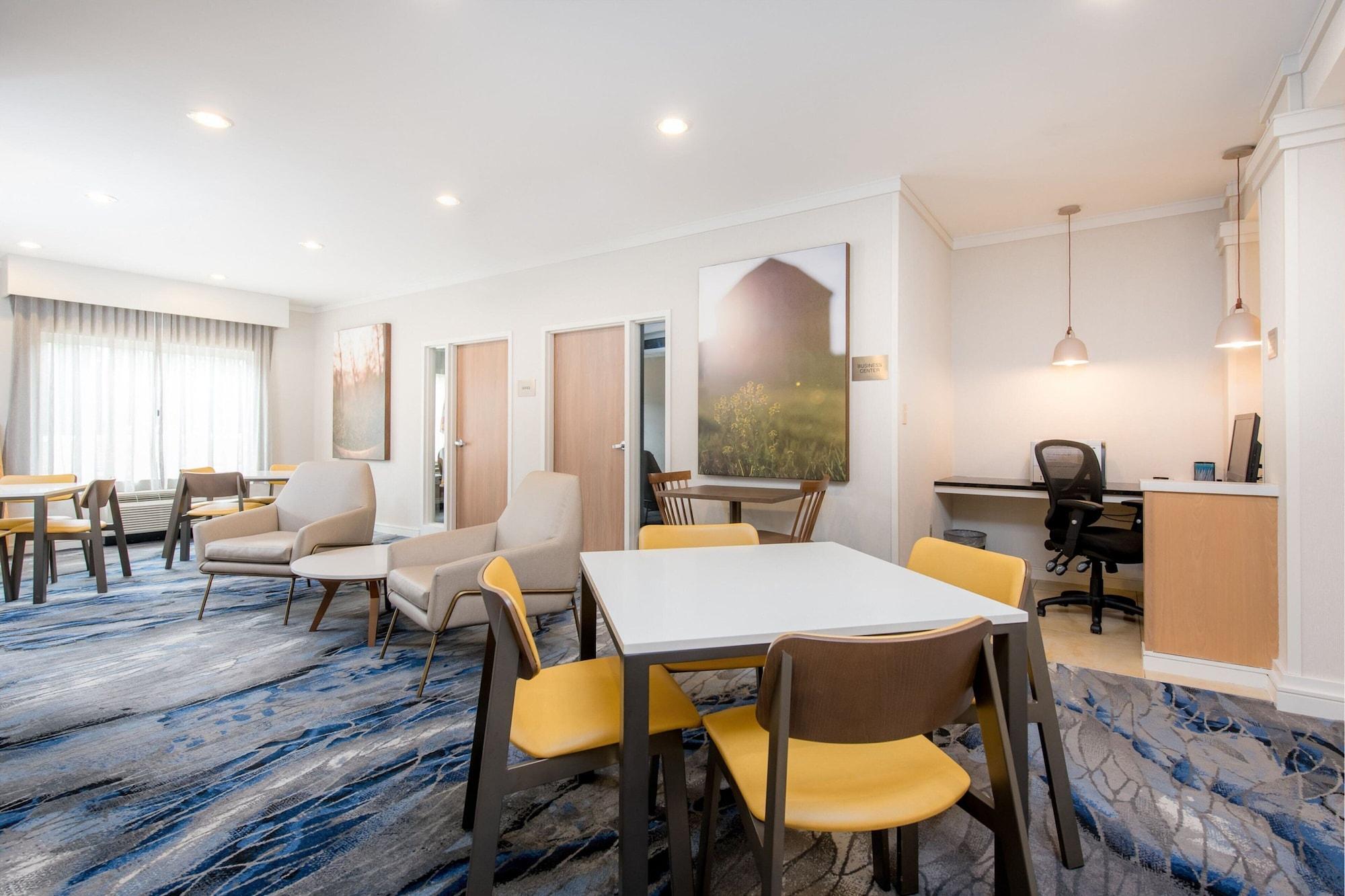 Vista Lobby Fairfield Inn & Suites By Marriott - Brunswick
