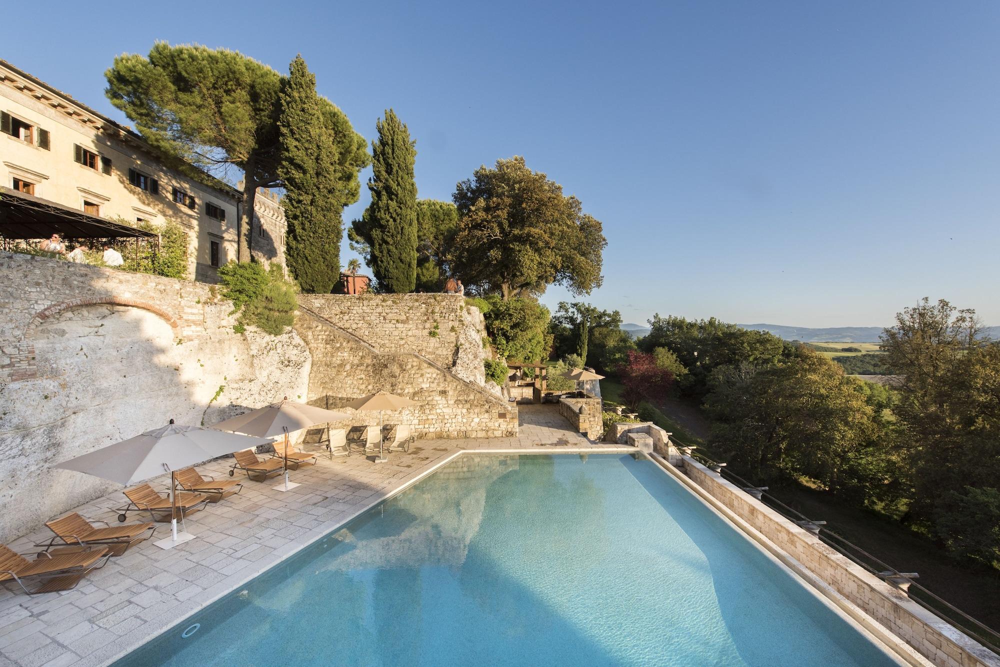 Vista Piscina Borgo Pignano Tuscany