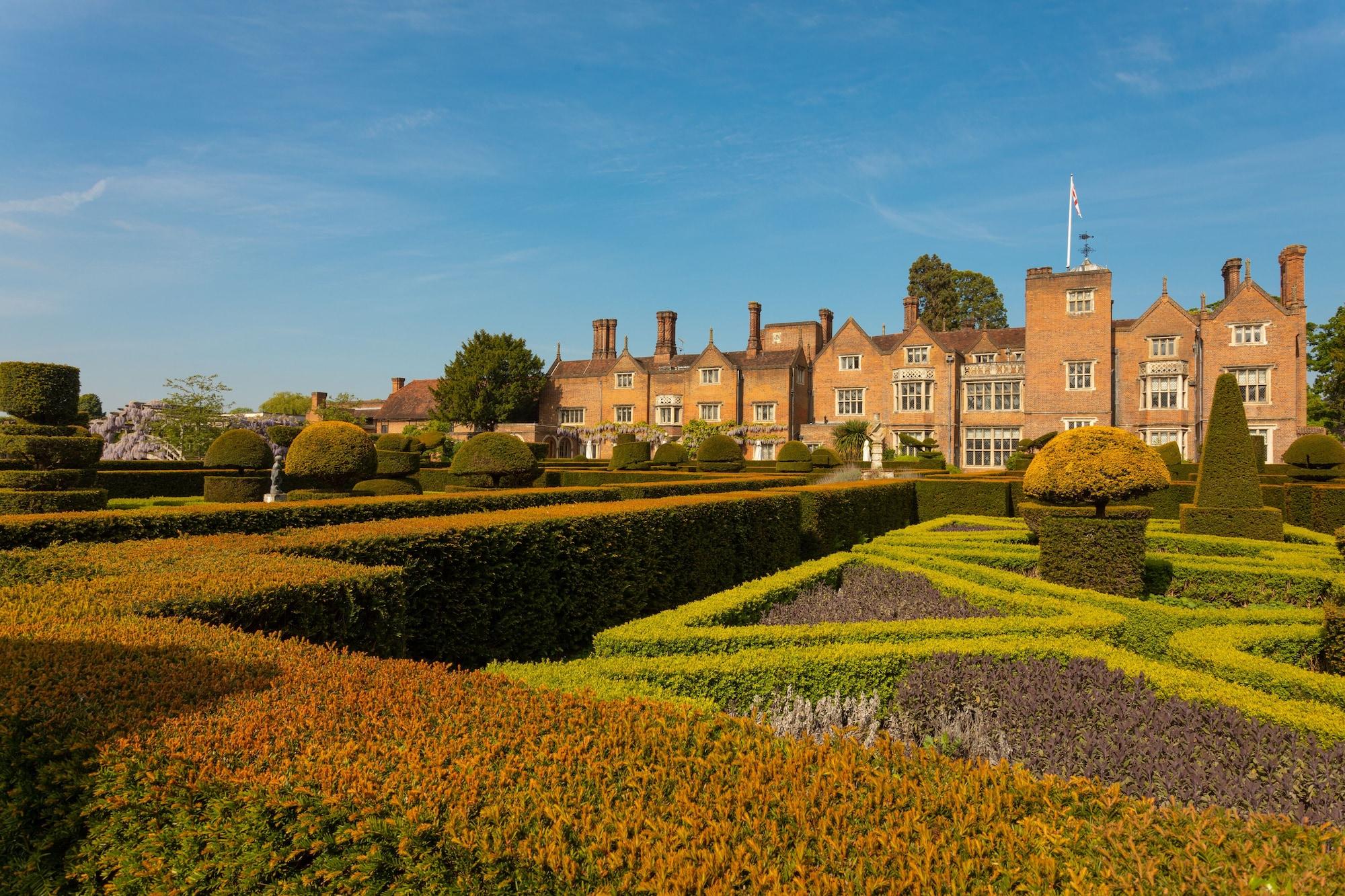 Vista Exterior Great Fosters - A Small Luxury Hotel