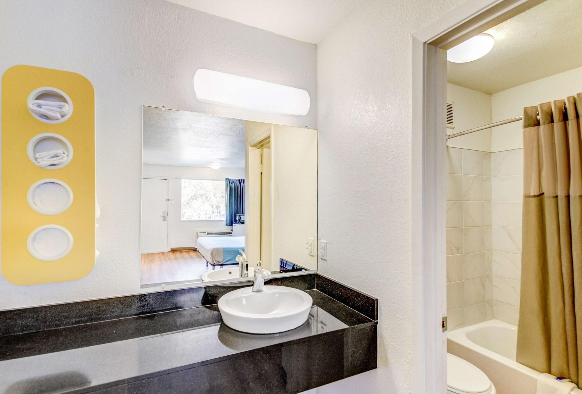 Equipamiento de Habitación Motel 6 Waco, TX - Lacy Lakeview