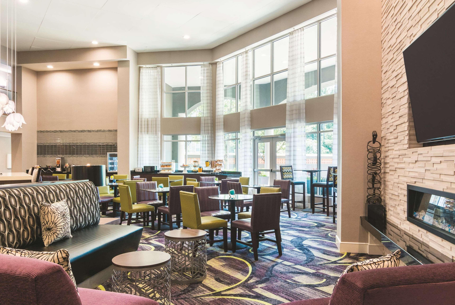 Vista Lobby La Quinta Inn & Suites by Wyndham Atlanta Perimeter Medical