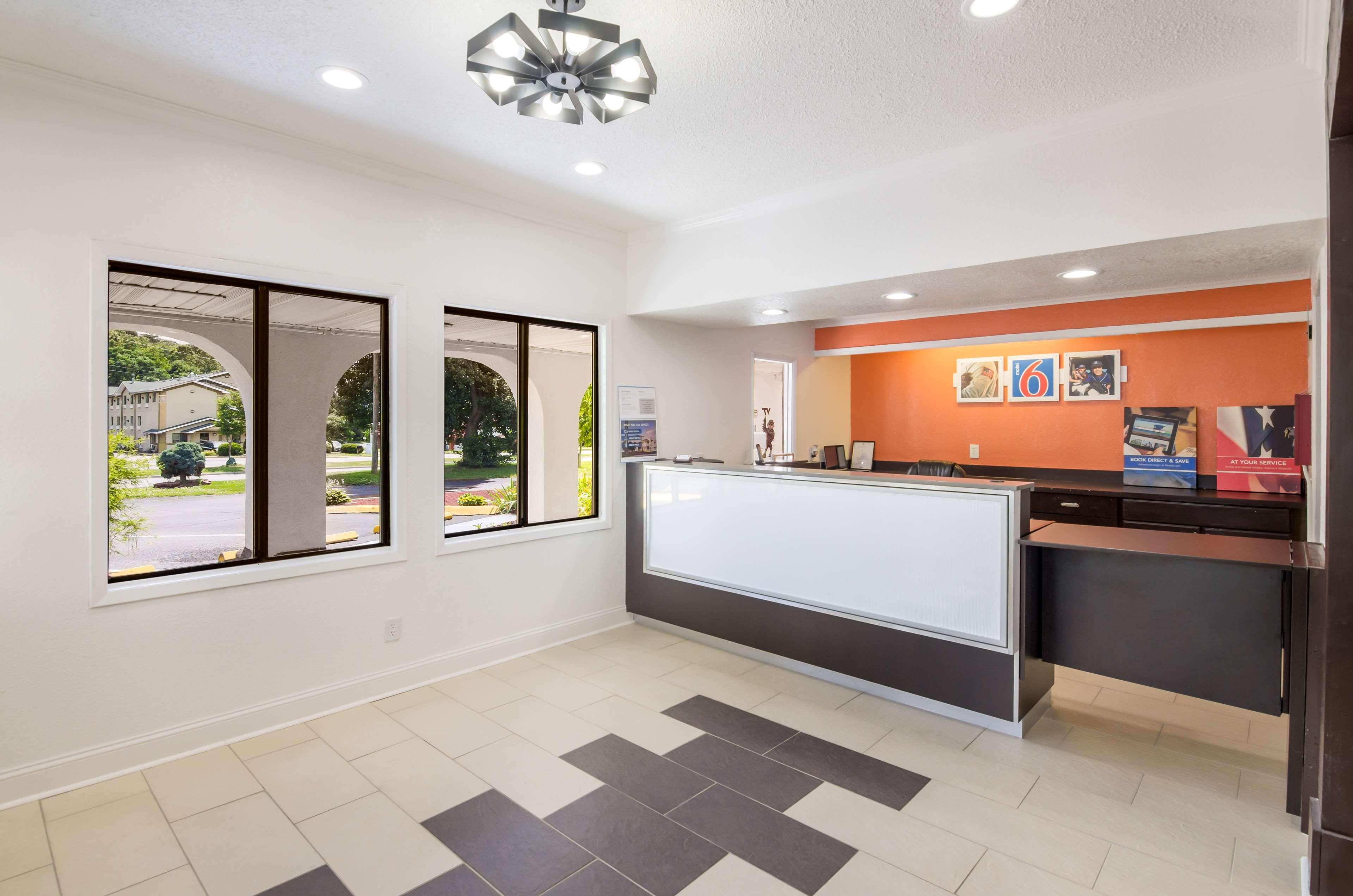 Vista Lobby Motel 6 Salem, VA