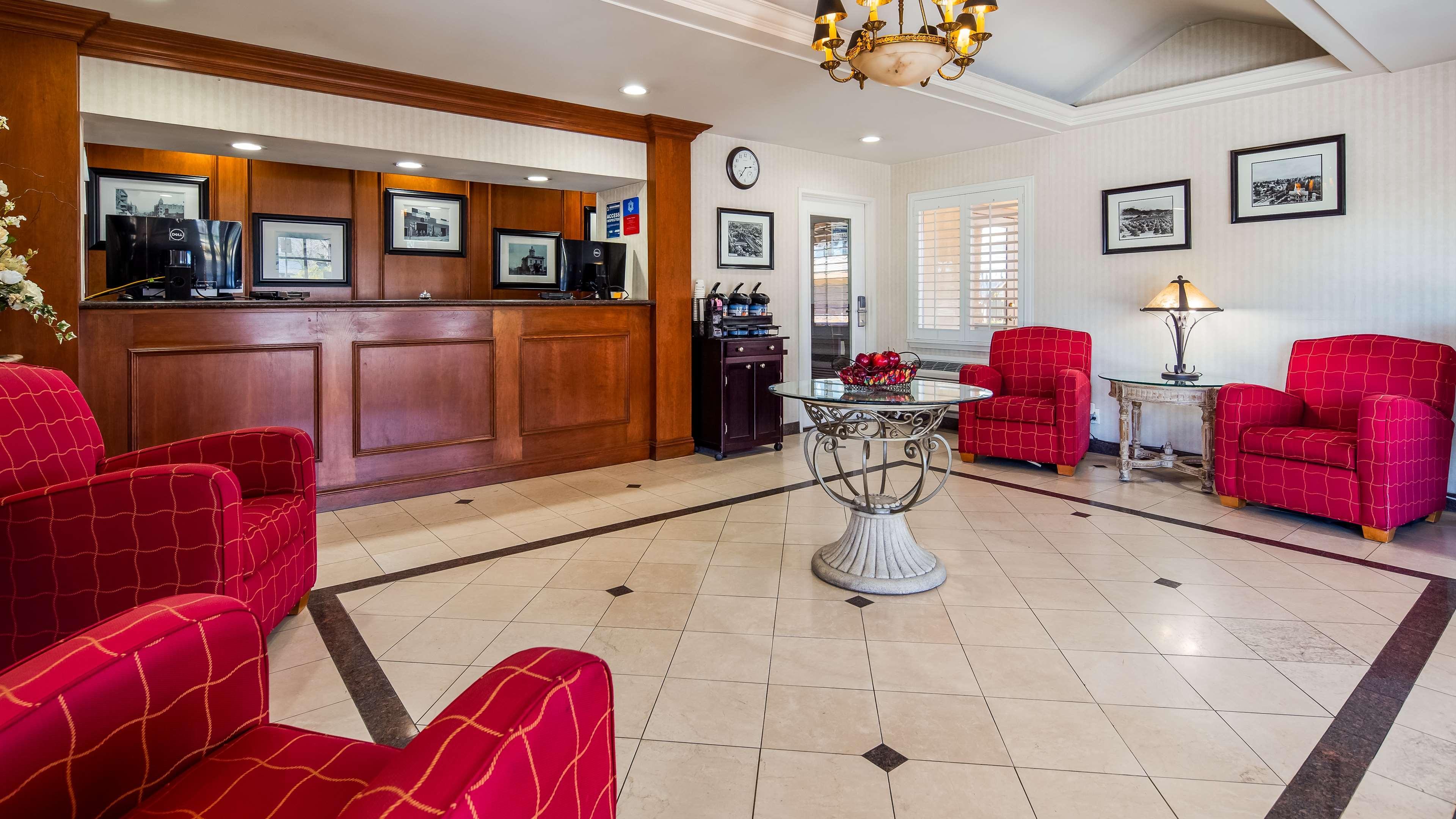Vista Lobby SureStay Plus by Best Western San Bernardino South
