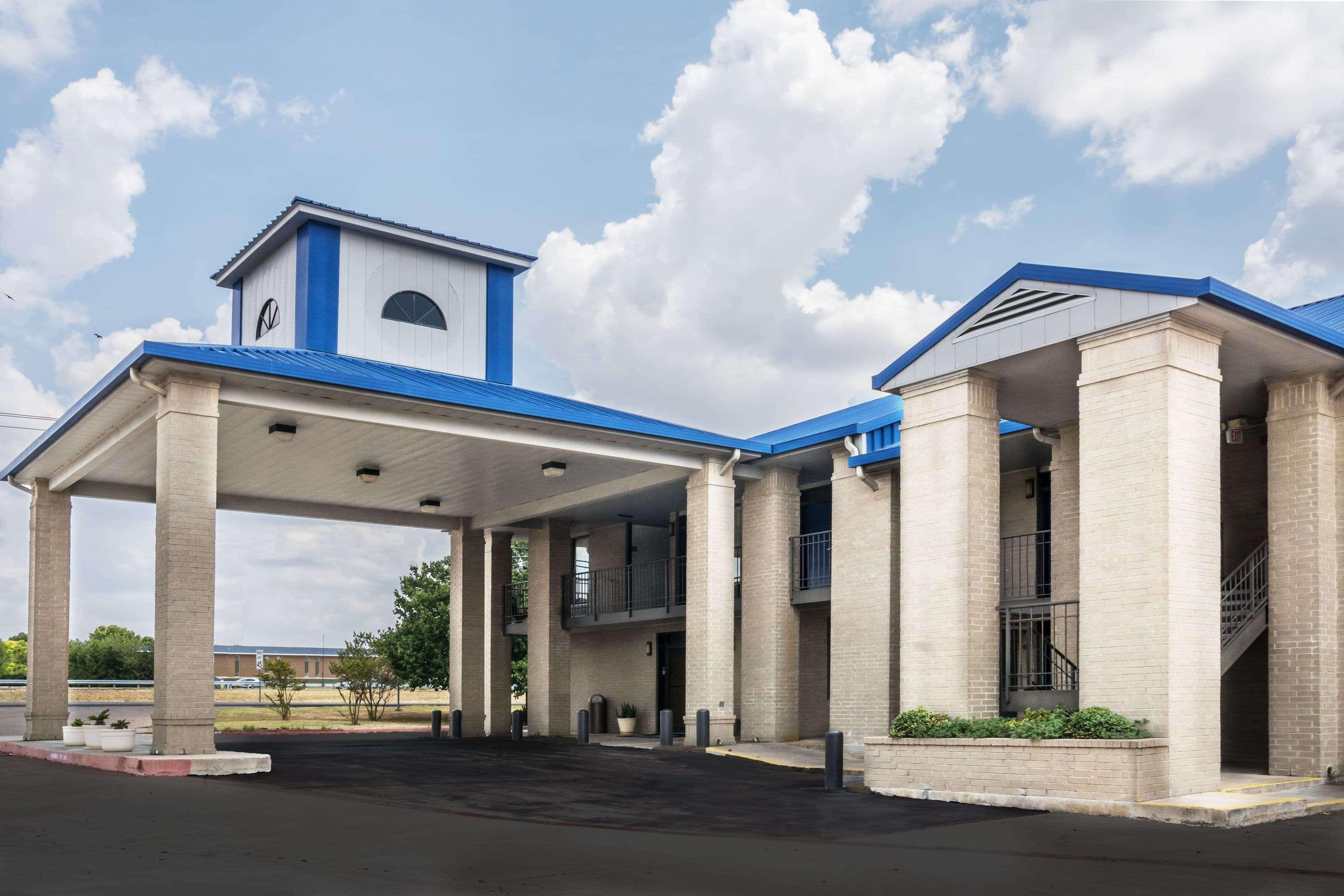 Vista Exterior Days Inn by Wyndham Killeen Fort Hood