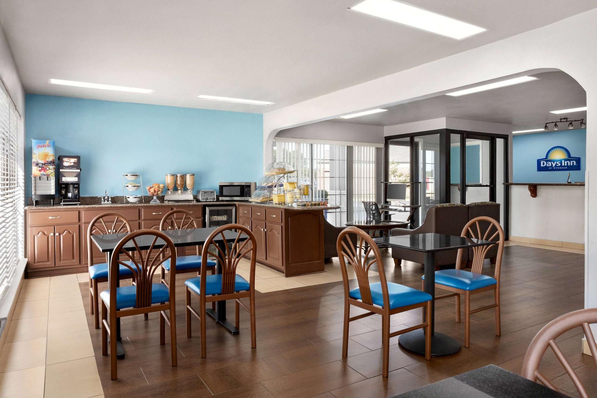 Restaurant Days Inn by Wyndham Fulton