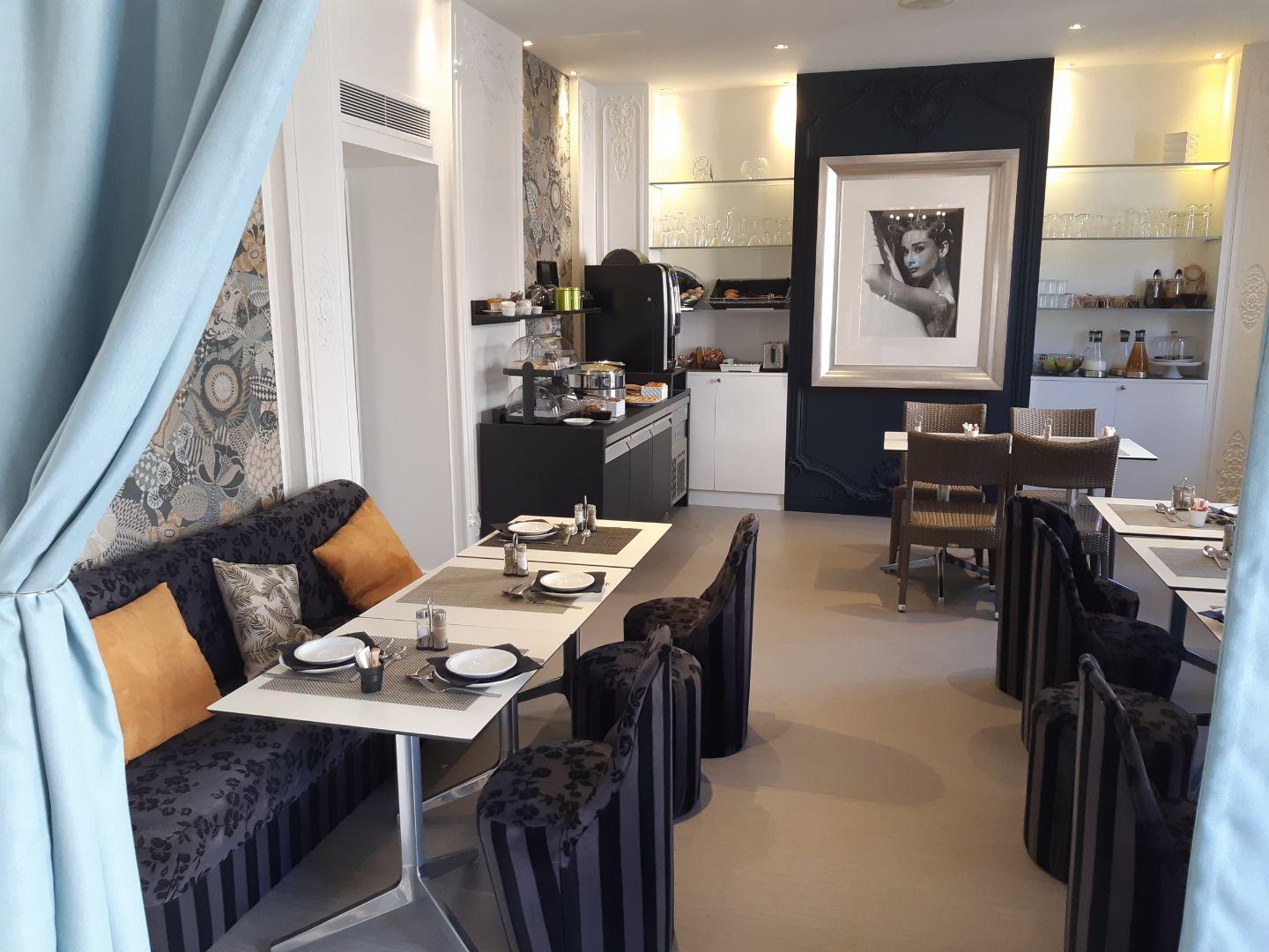 Vista Lobby Hotel Renoir