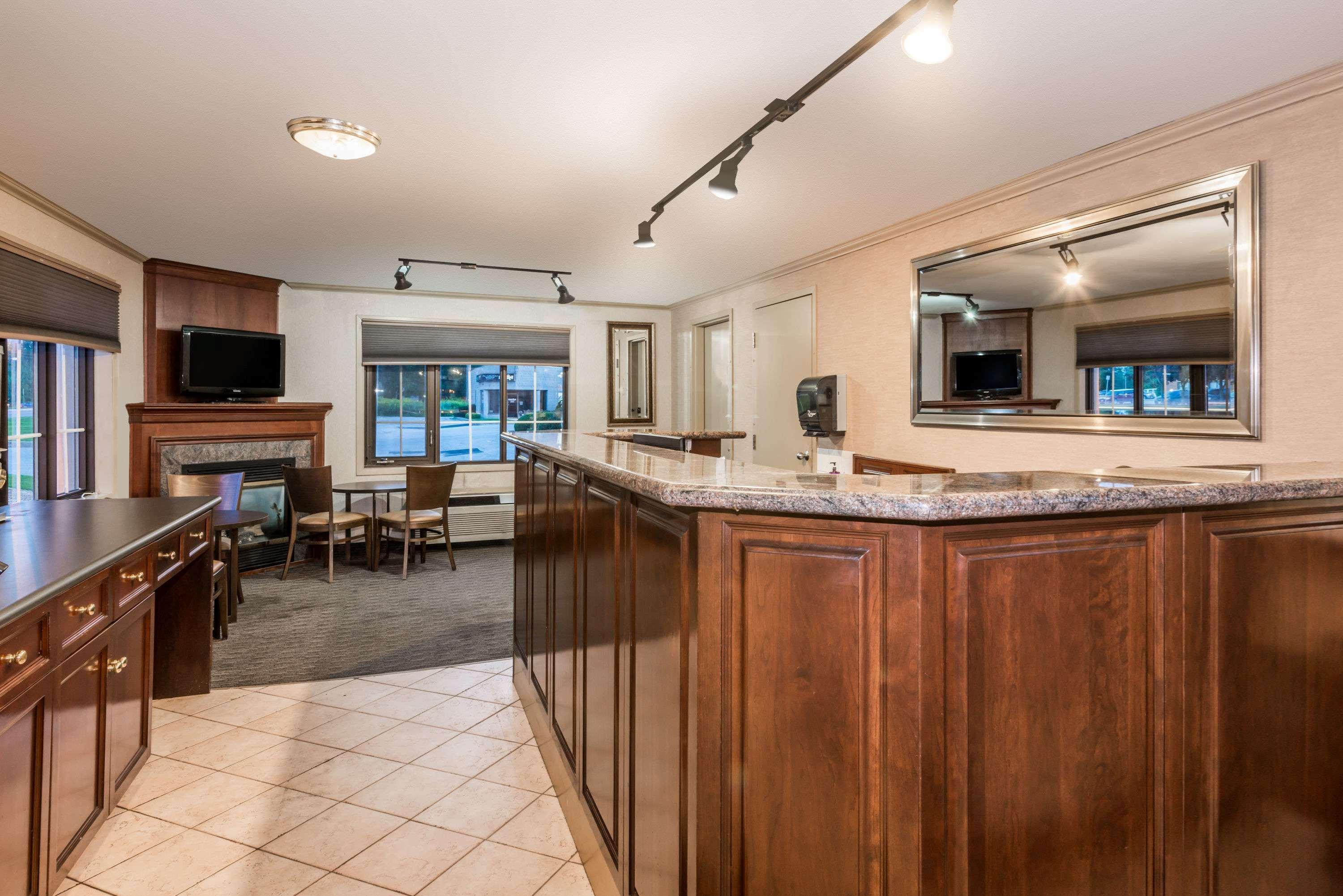 Vista Lobby Super 8 by Wyndham Guelph