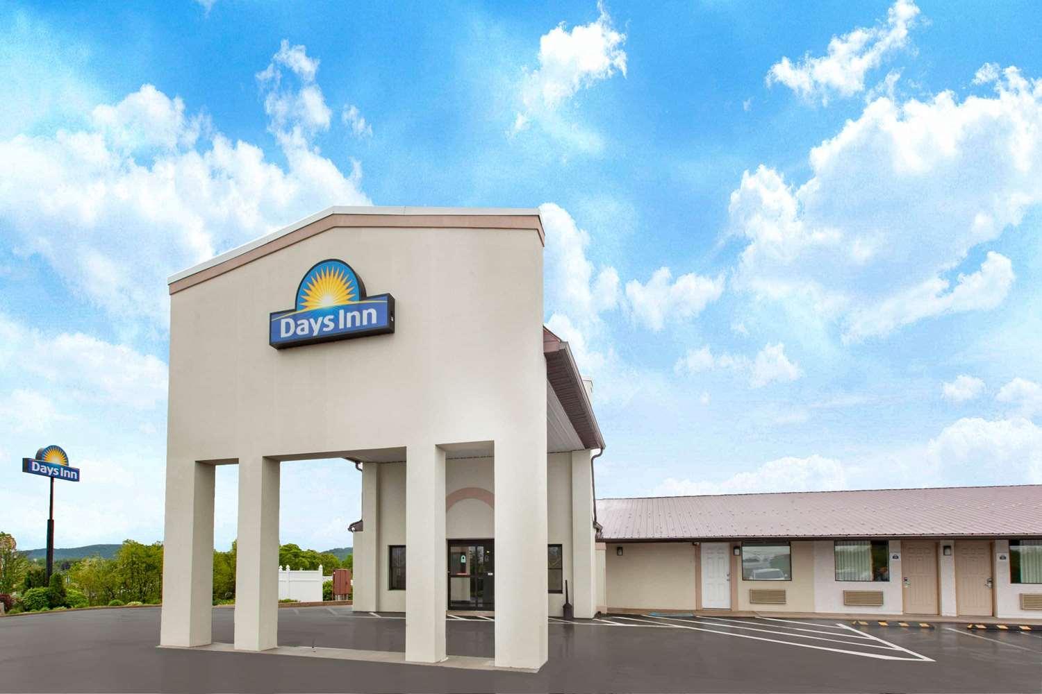 Vista Exterior Days Inn by Wyndham Grantville Hershey North