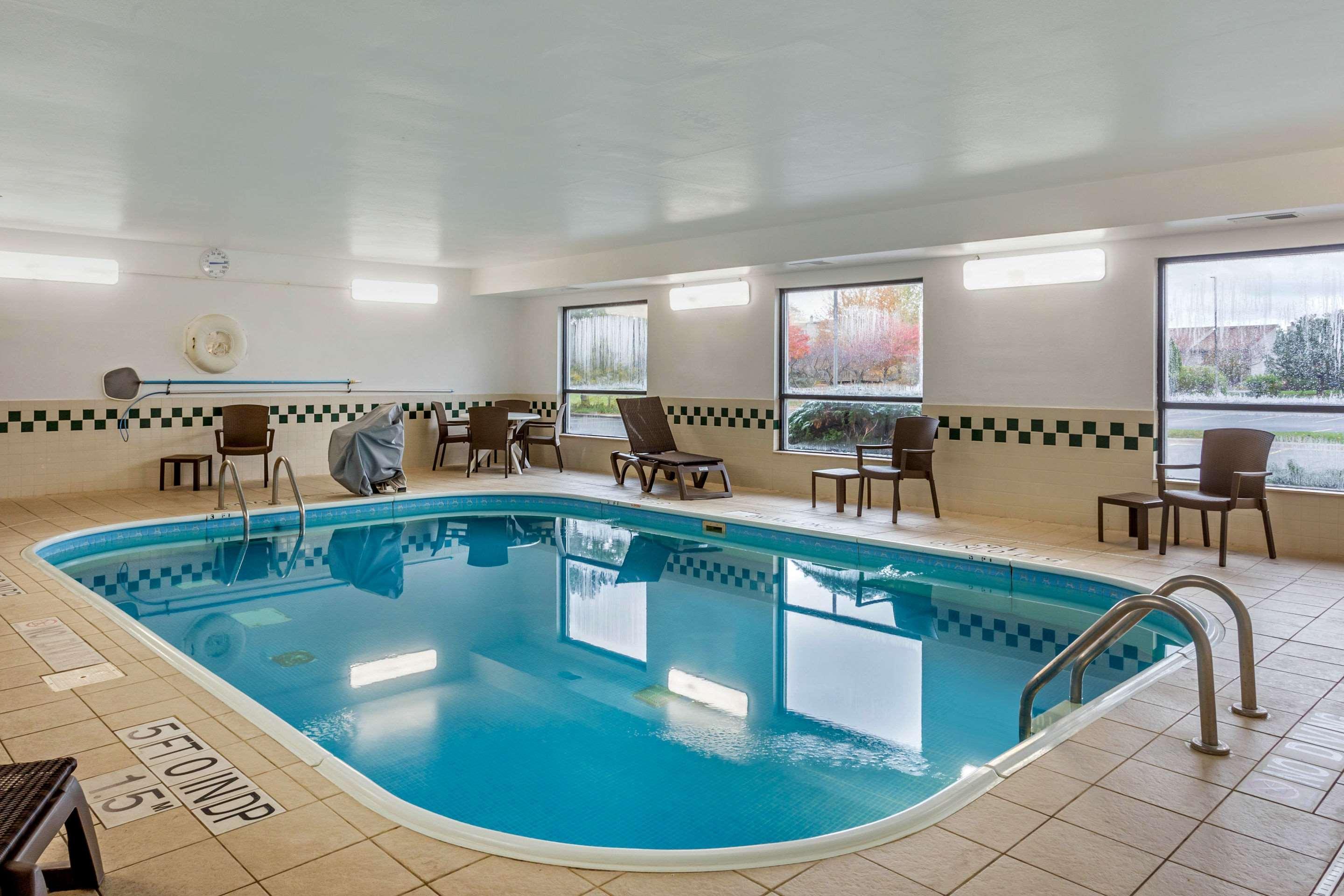 Vista Piscina Comfort Inn Rockford near Casino District