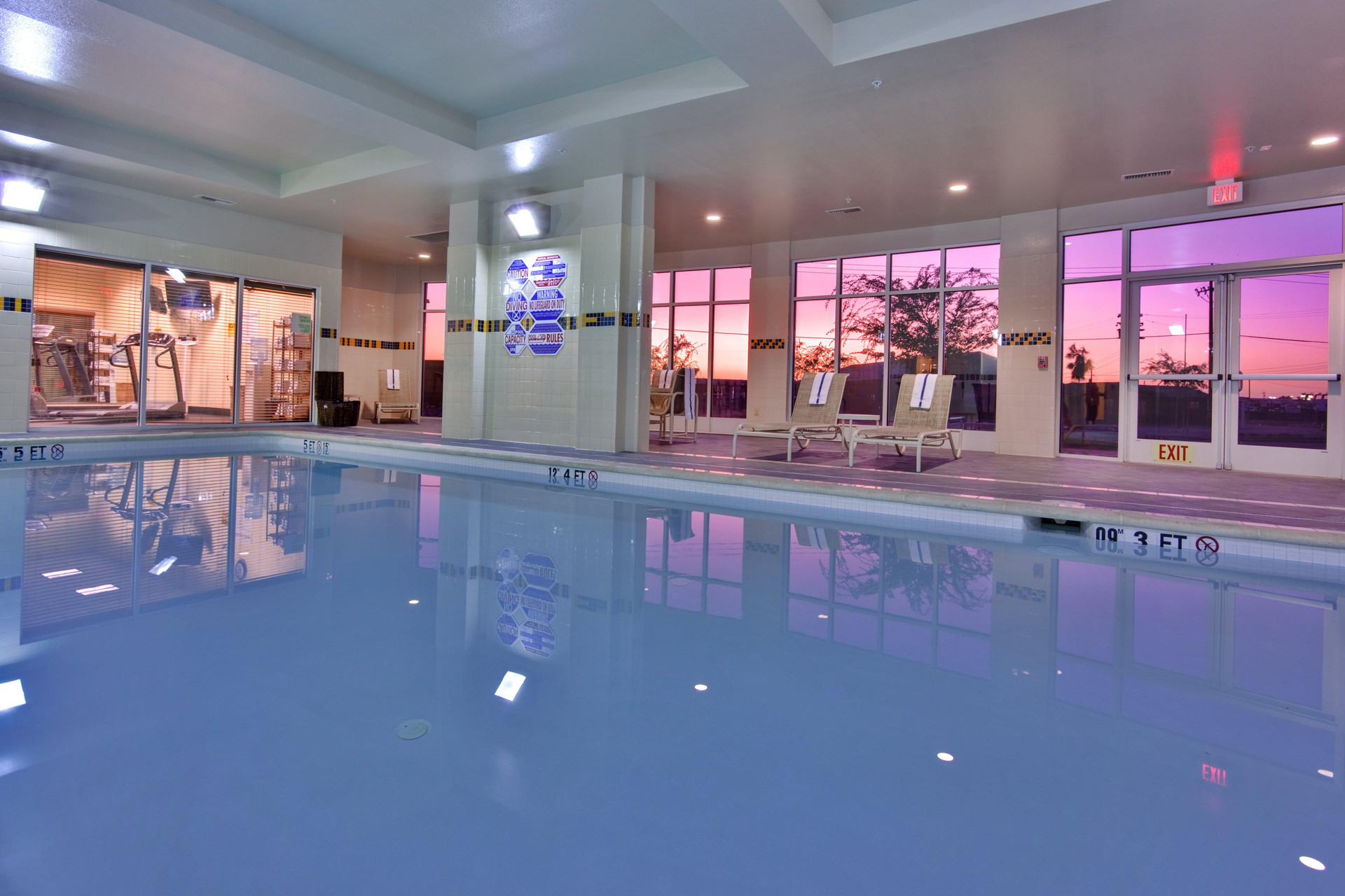 Vista Piscina Holiday Inn & Suites Bakersfield by IHG