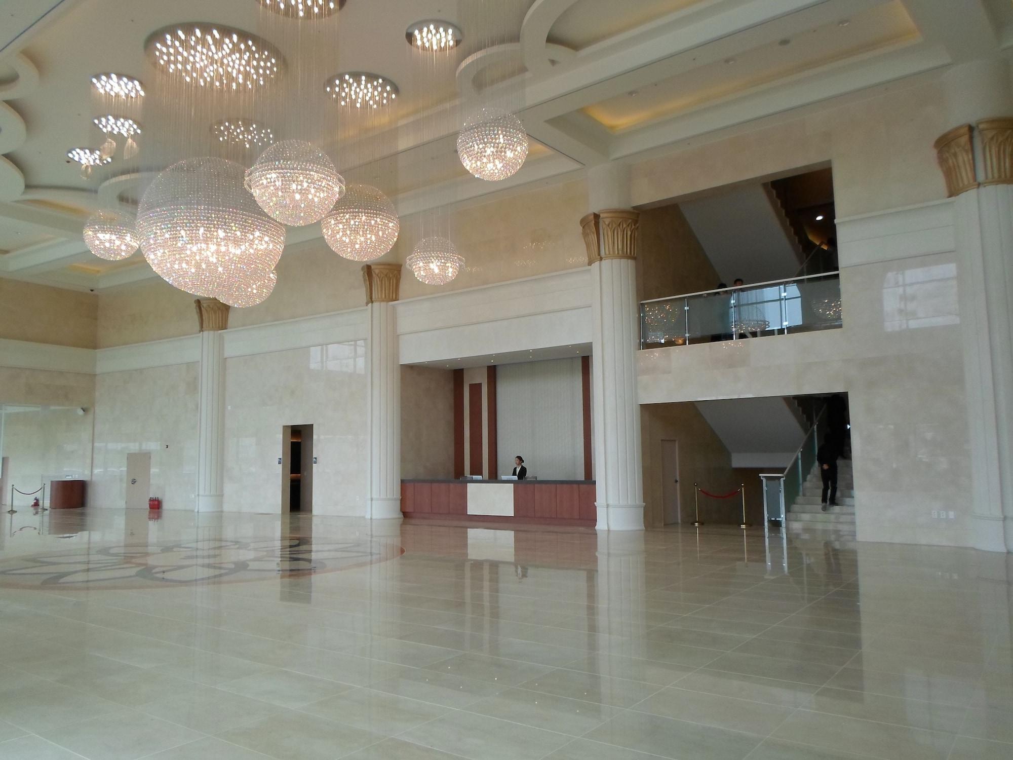 Vista Lobby SunValley Hotel